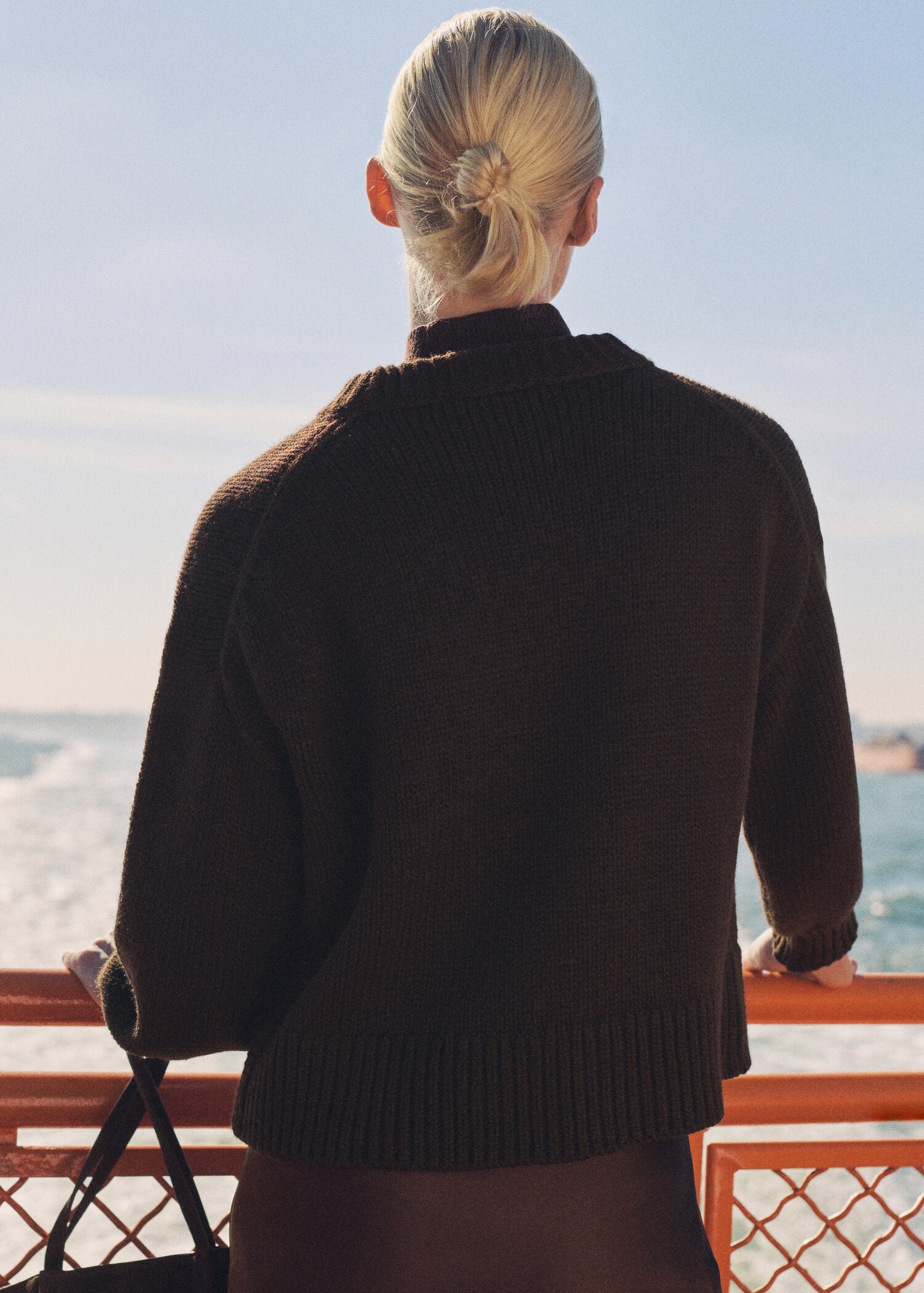 Round-neck knitted sweater - Reverse of the article