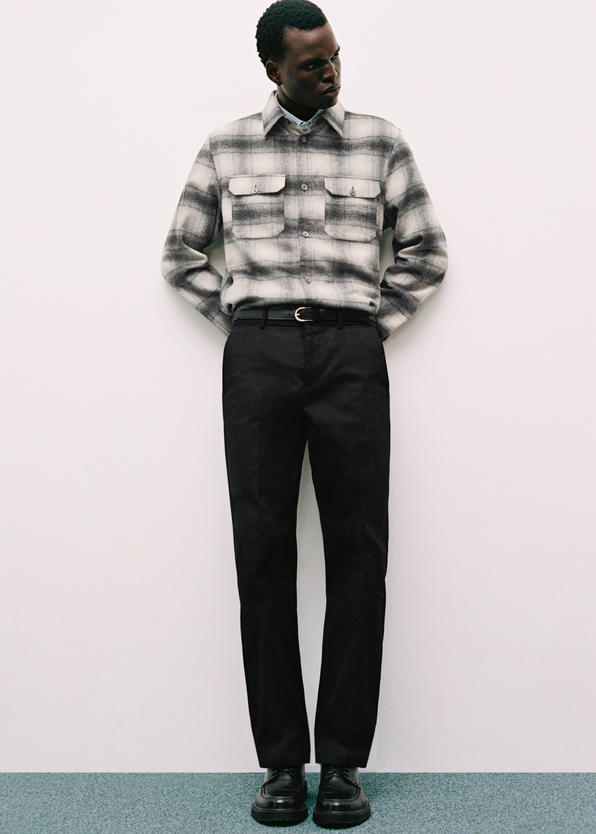 Straight Fit-Baumwollhose mit Kordel - Detail des Artikels 3, Schwarz. Ref: 77007930-00.