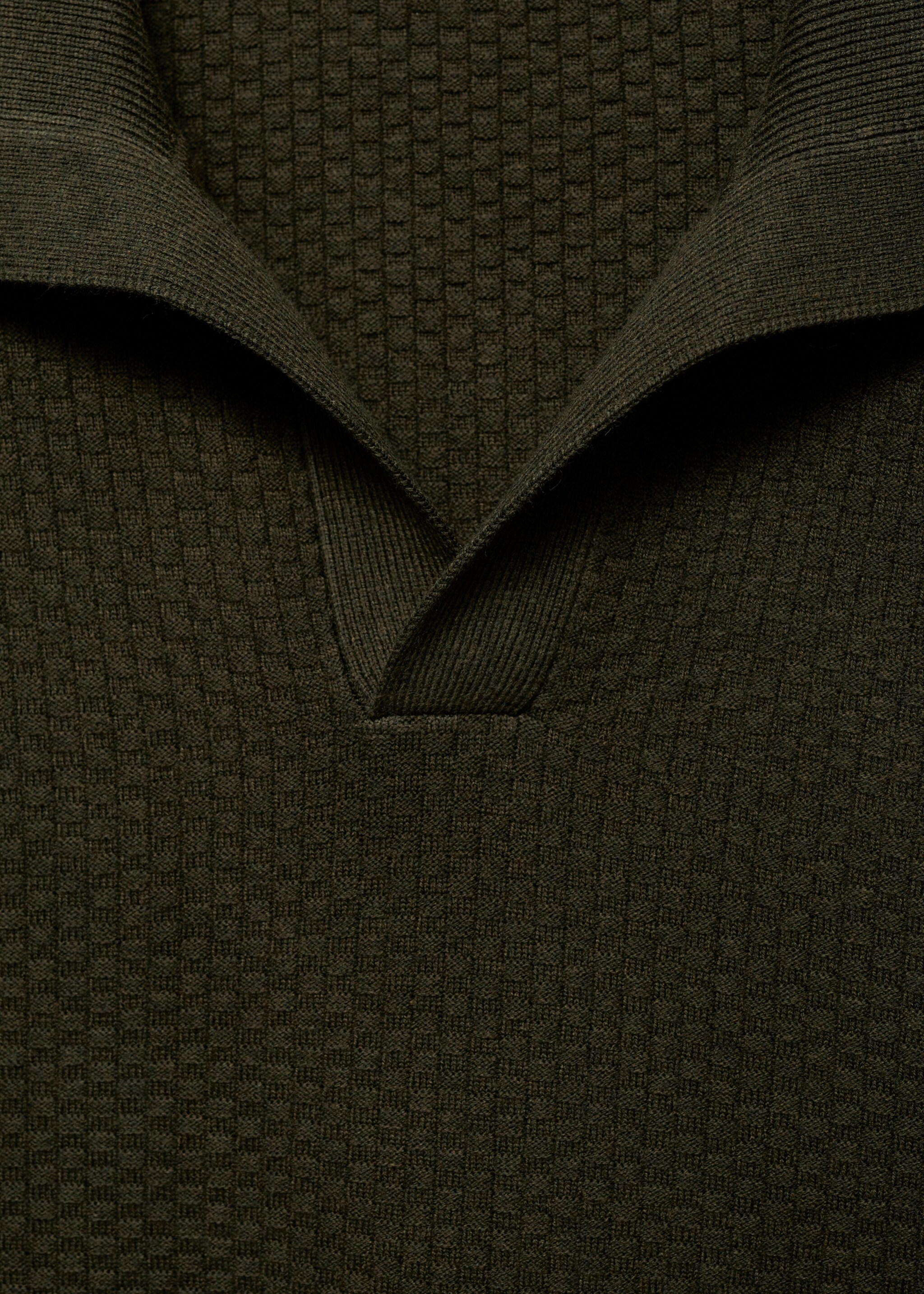 Strukturierter Pullover aus Baumwollgemisch mit Polo-Kragen - Detail des Artikels 8, Khaki. Ref: 77007944-00.