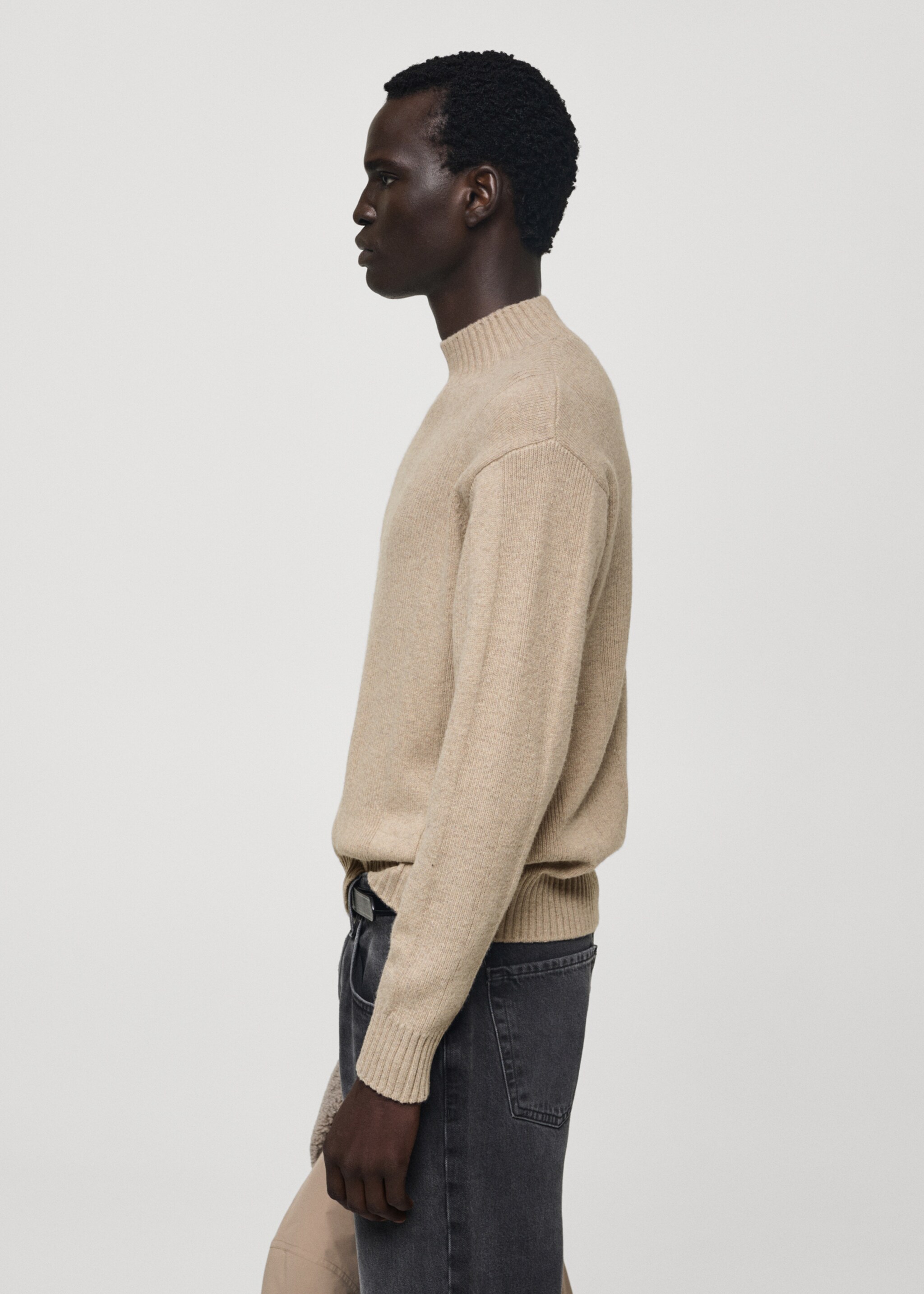 Knitted sweater with wool structure - Details of the article 2, Mink Grey. Ref: 77007946-00.