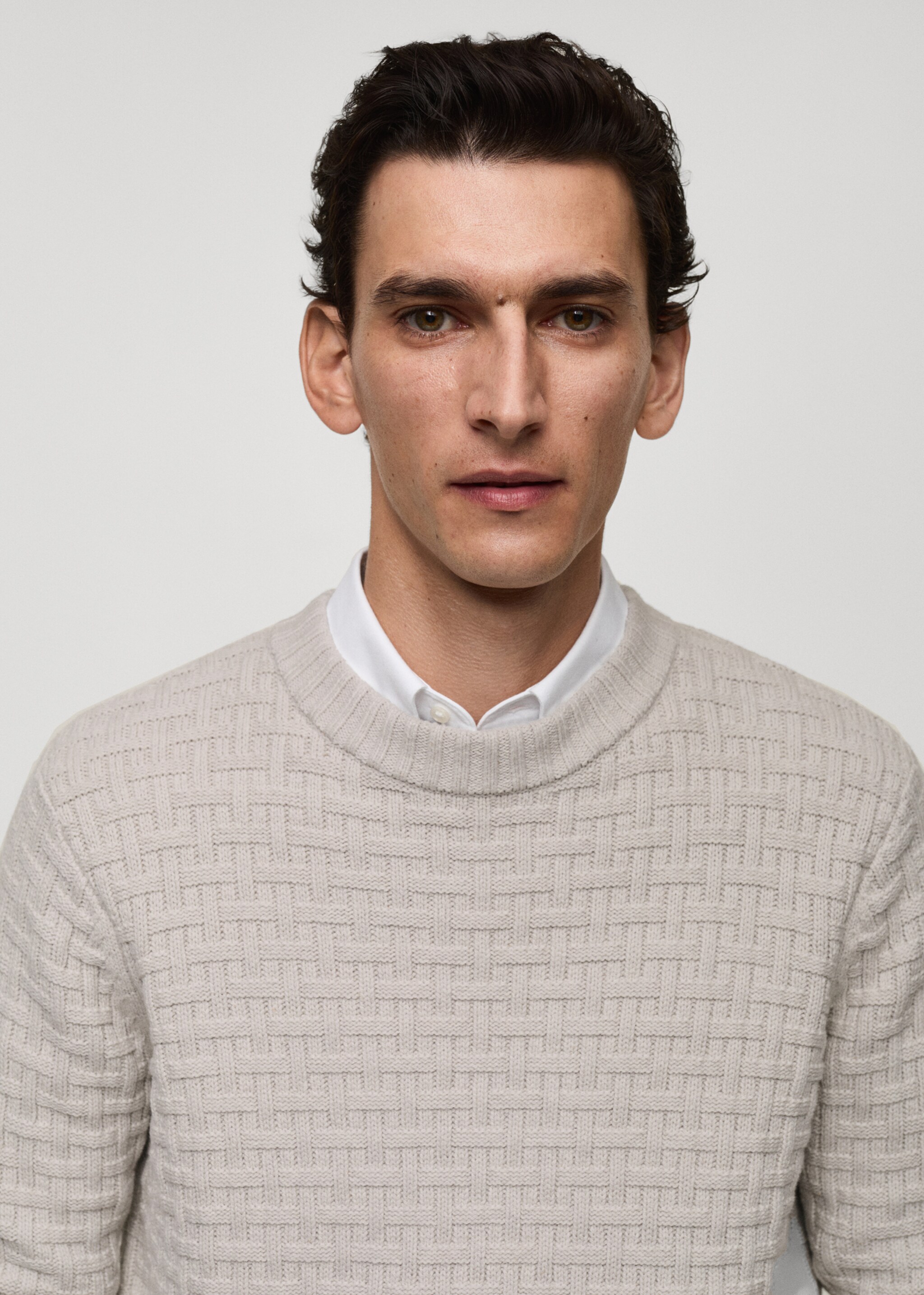 Crossed knit sweater - Details of the article 1, Sand. Ref: 77007949-00.