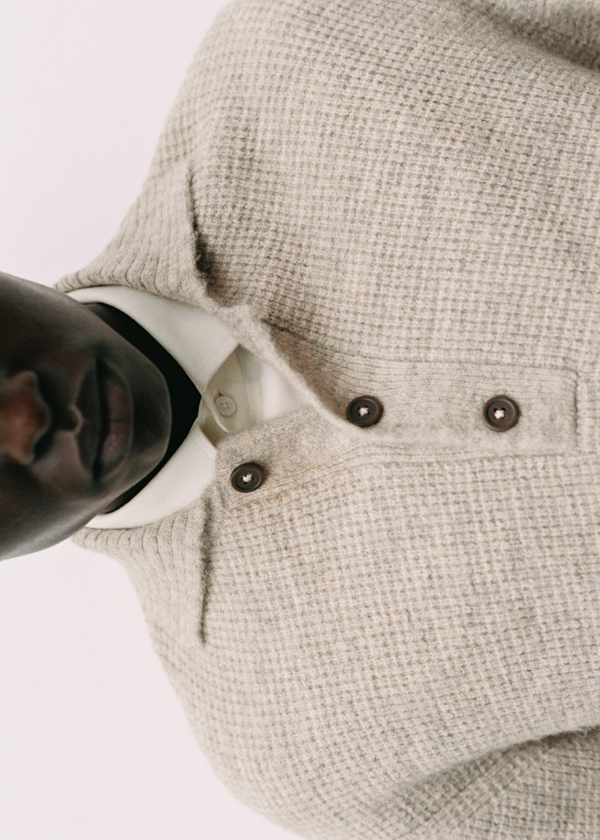 Regular-Fit-Strickpullover mit Polo-Kragen - Detail des Artikels 3, Sandfarben. Ref: 77007954-00.