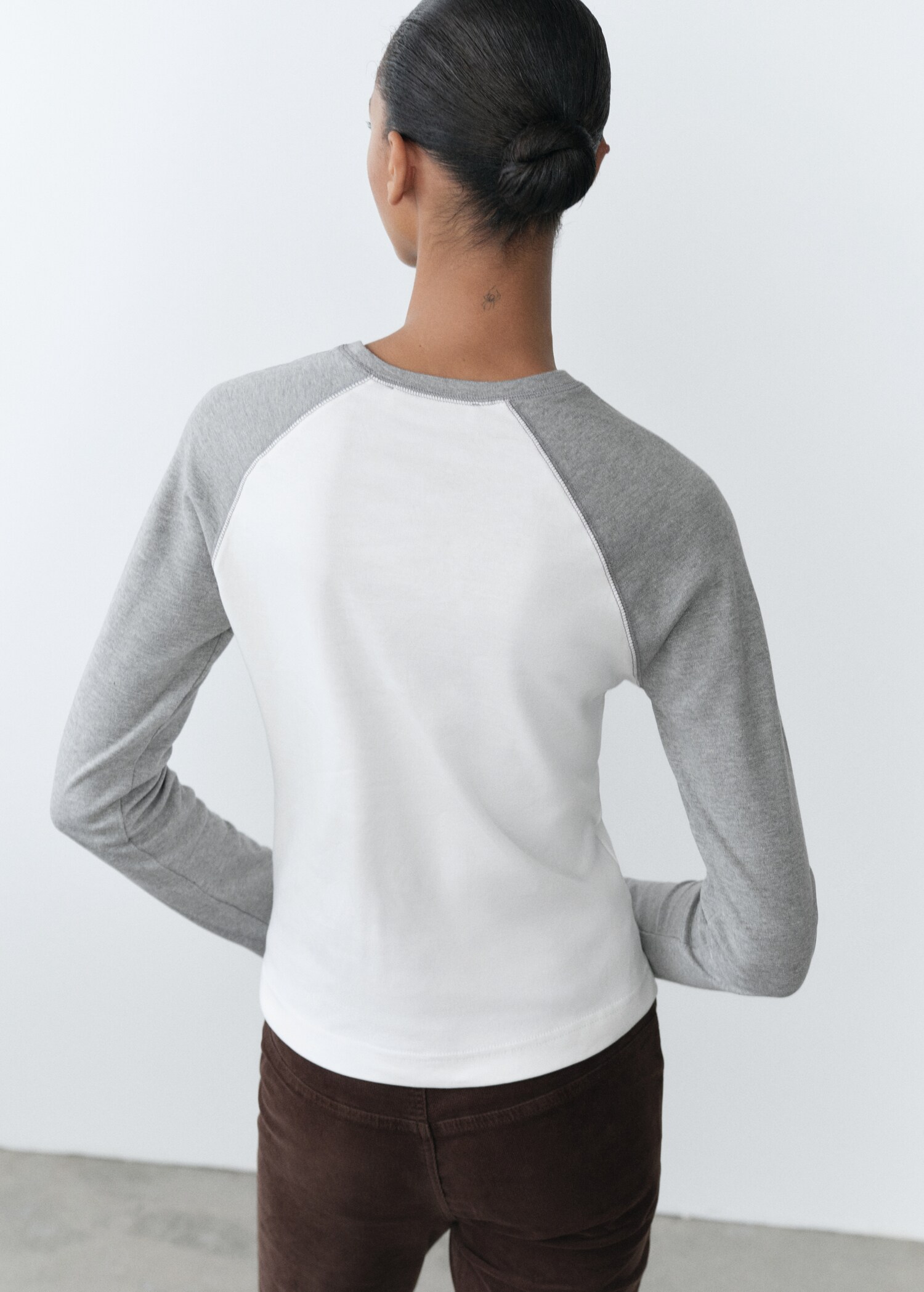 Long-sleeved t-shirt with contrast - Reverse of the article