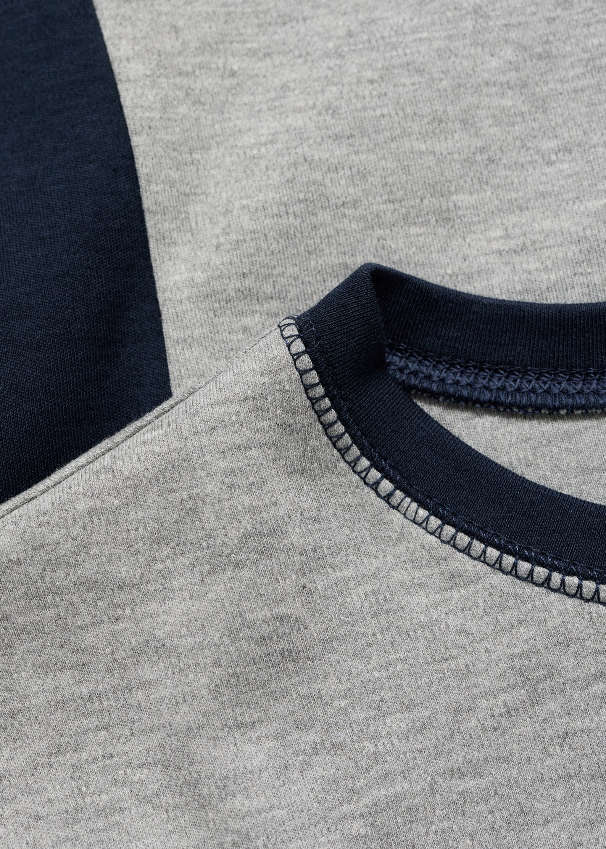 T-shirt coton empiècements contrastants - Détail de l'article 8, Gris. Ref: 77008269-00.
