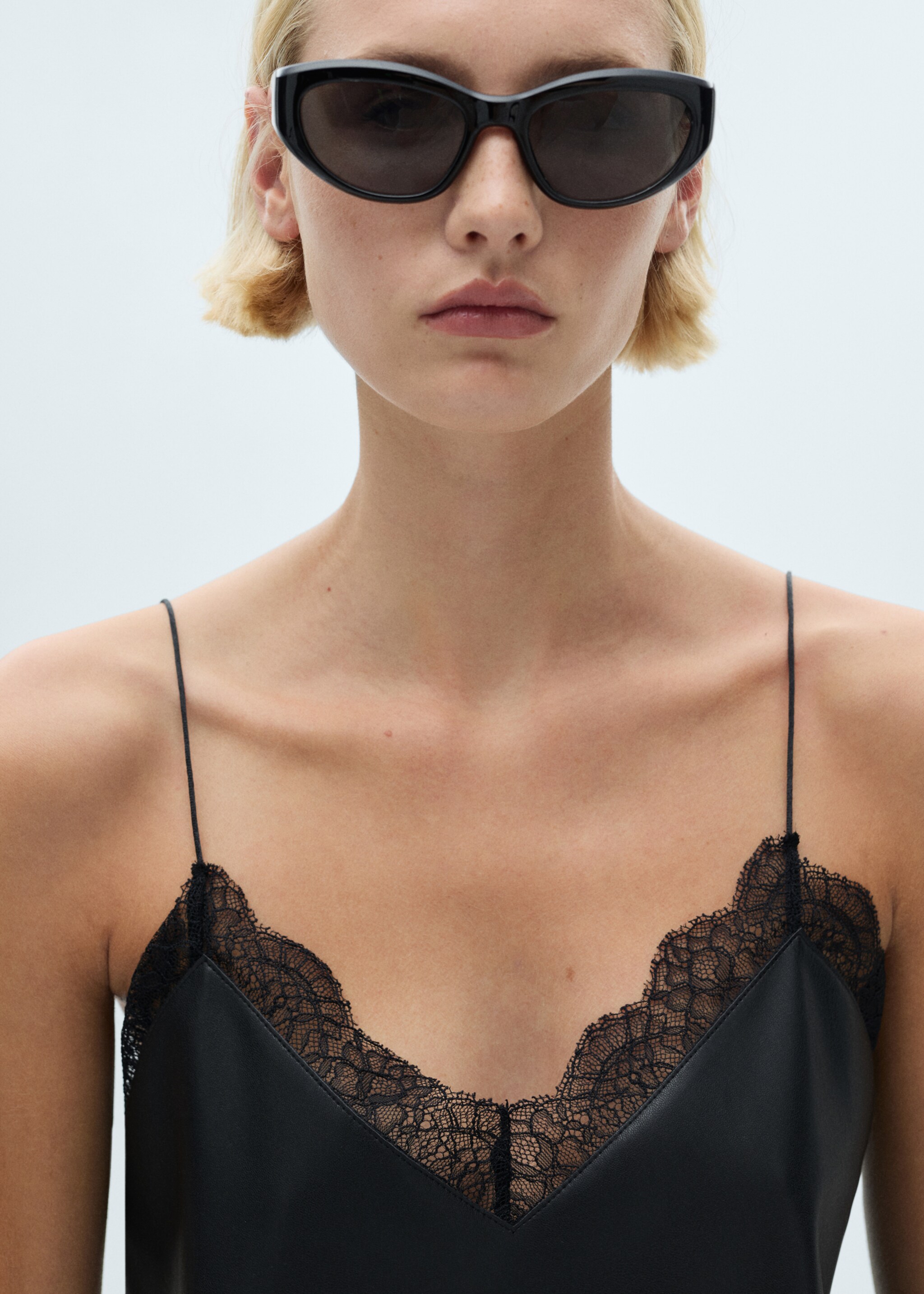 Lingerie-Top mit Leder-Effekt - Detail des Artikels 1, Schwarz. Ref: 77009033-00.