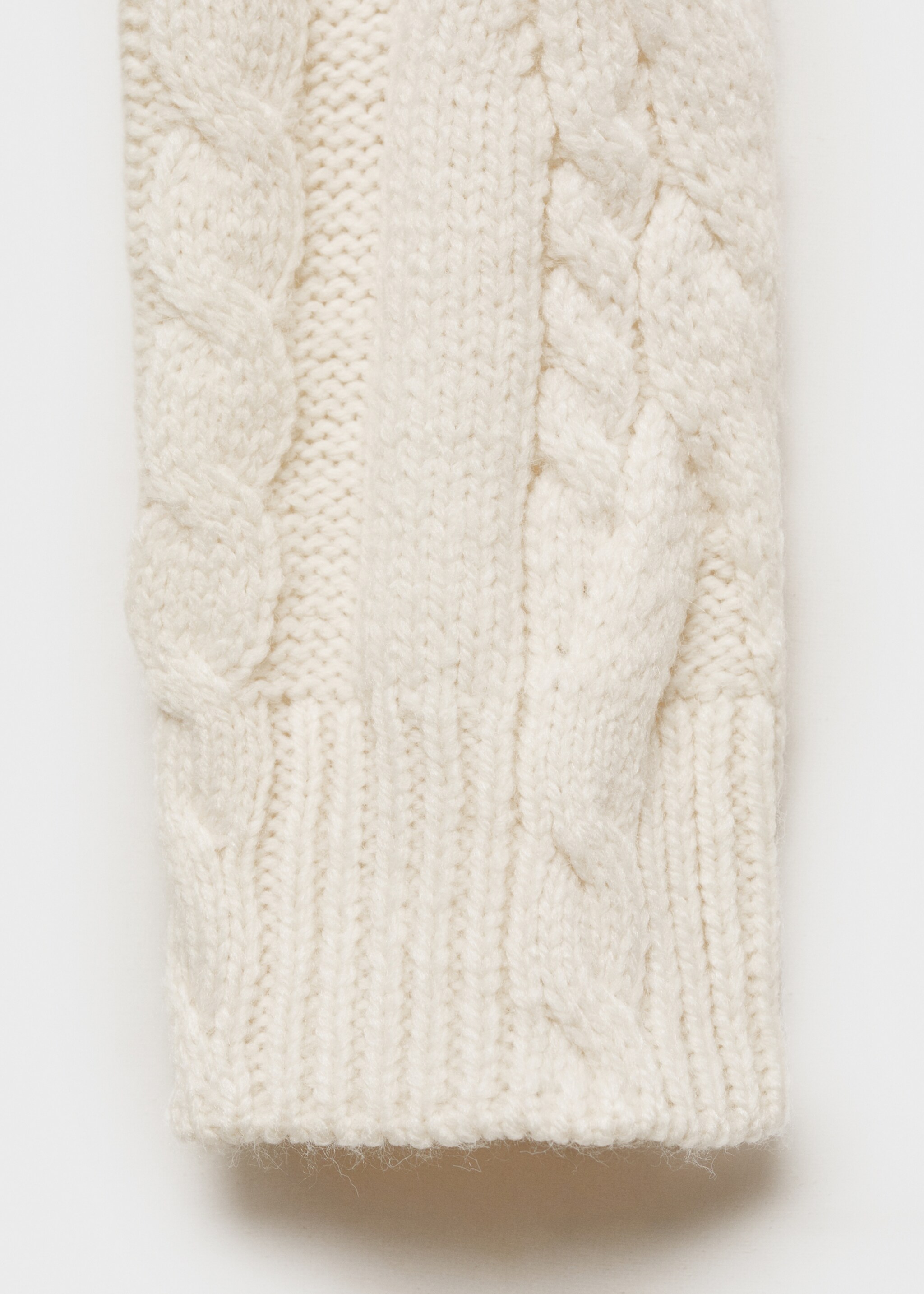 Zopfmusterpullover mit halbhohem Kragen - Detail des Artikels 0, Ecru. Ref: 77009047-00.