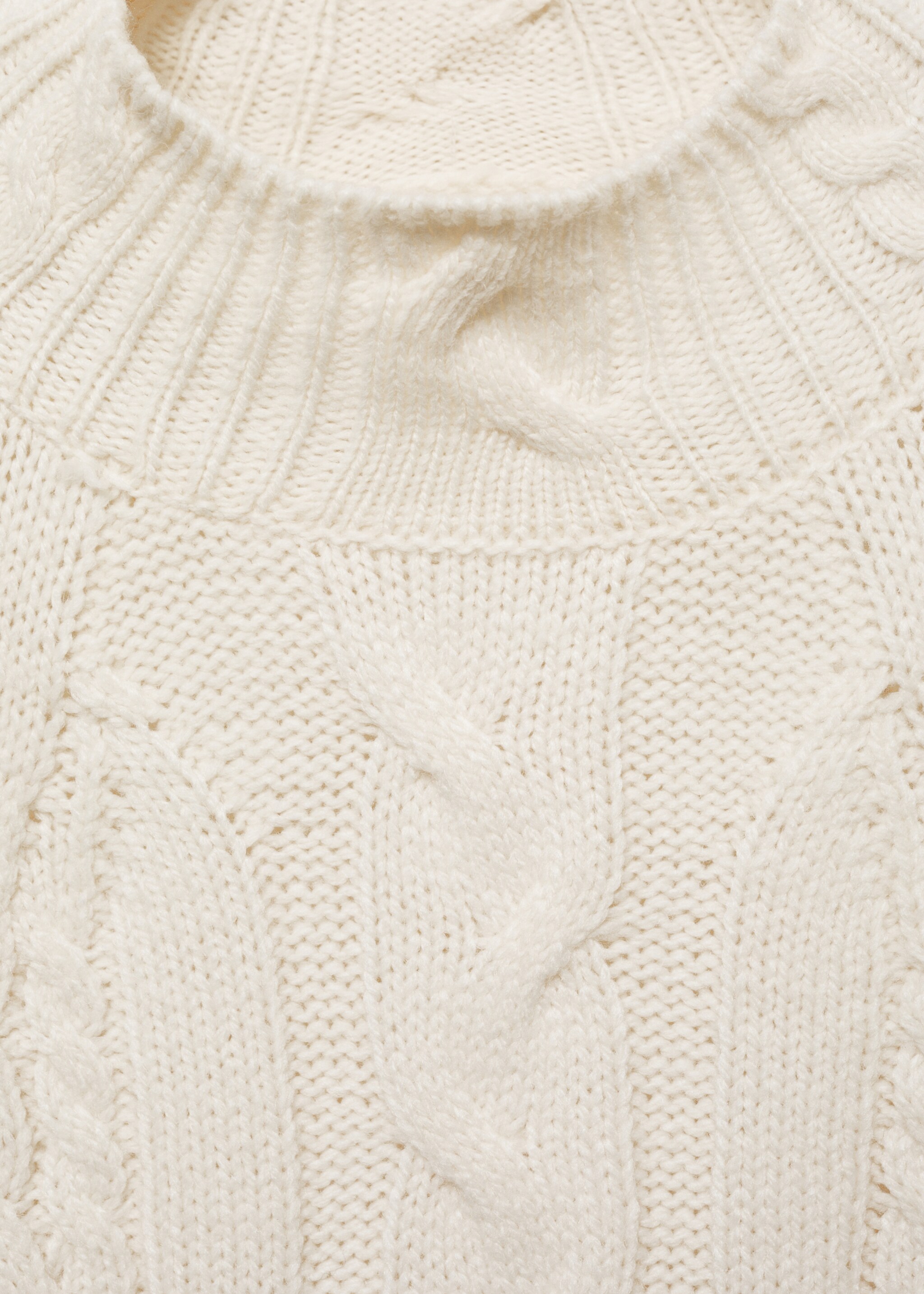 Zopfmusterpullover mit halbhohem Kragen - Detail des Artikels 8, Ecru. Ref: 77009047-00.