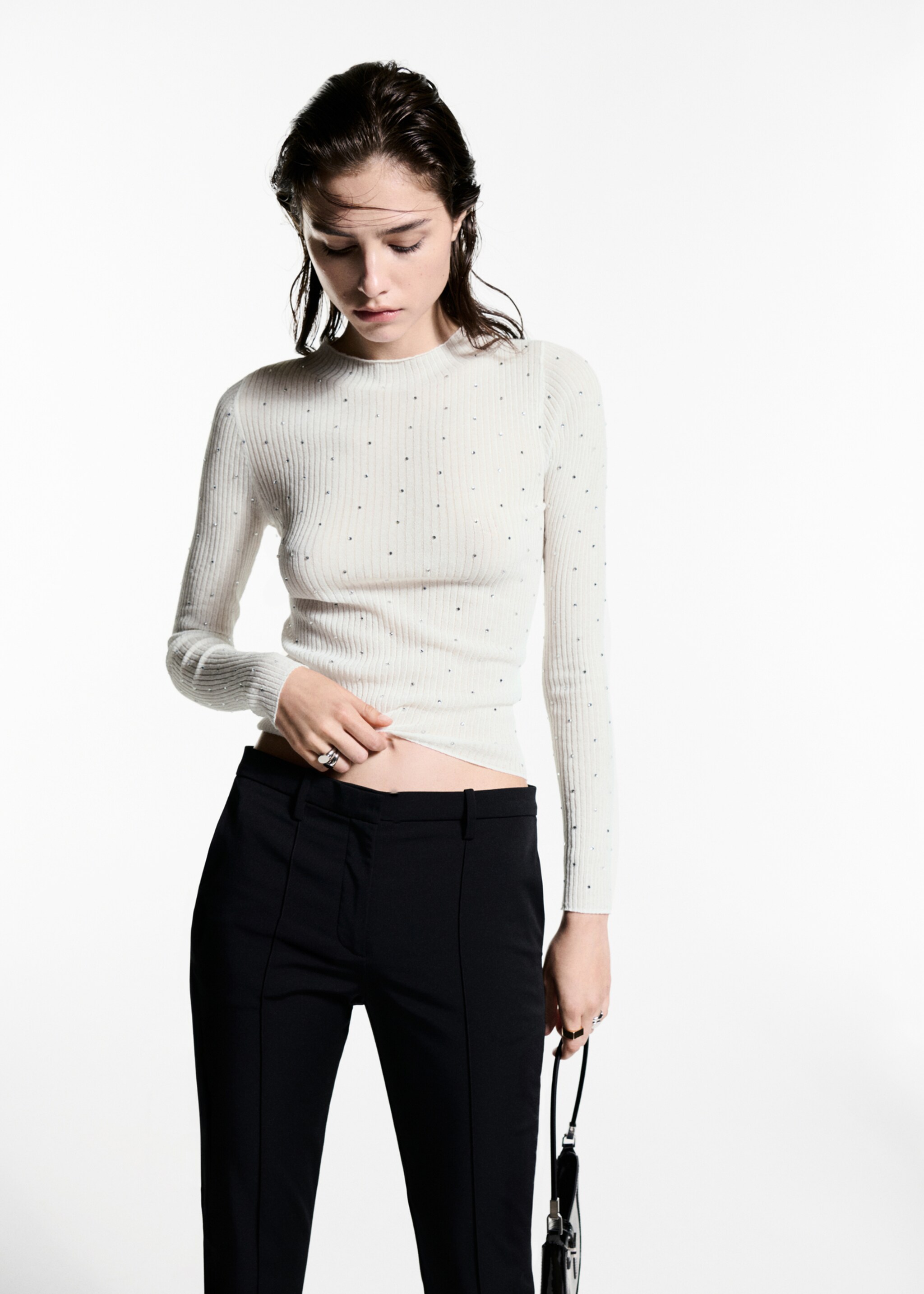 Pull-over maille côtelée détail strass - Plan moyen, Écru. Ref: 77009048-00.