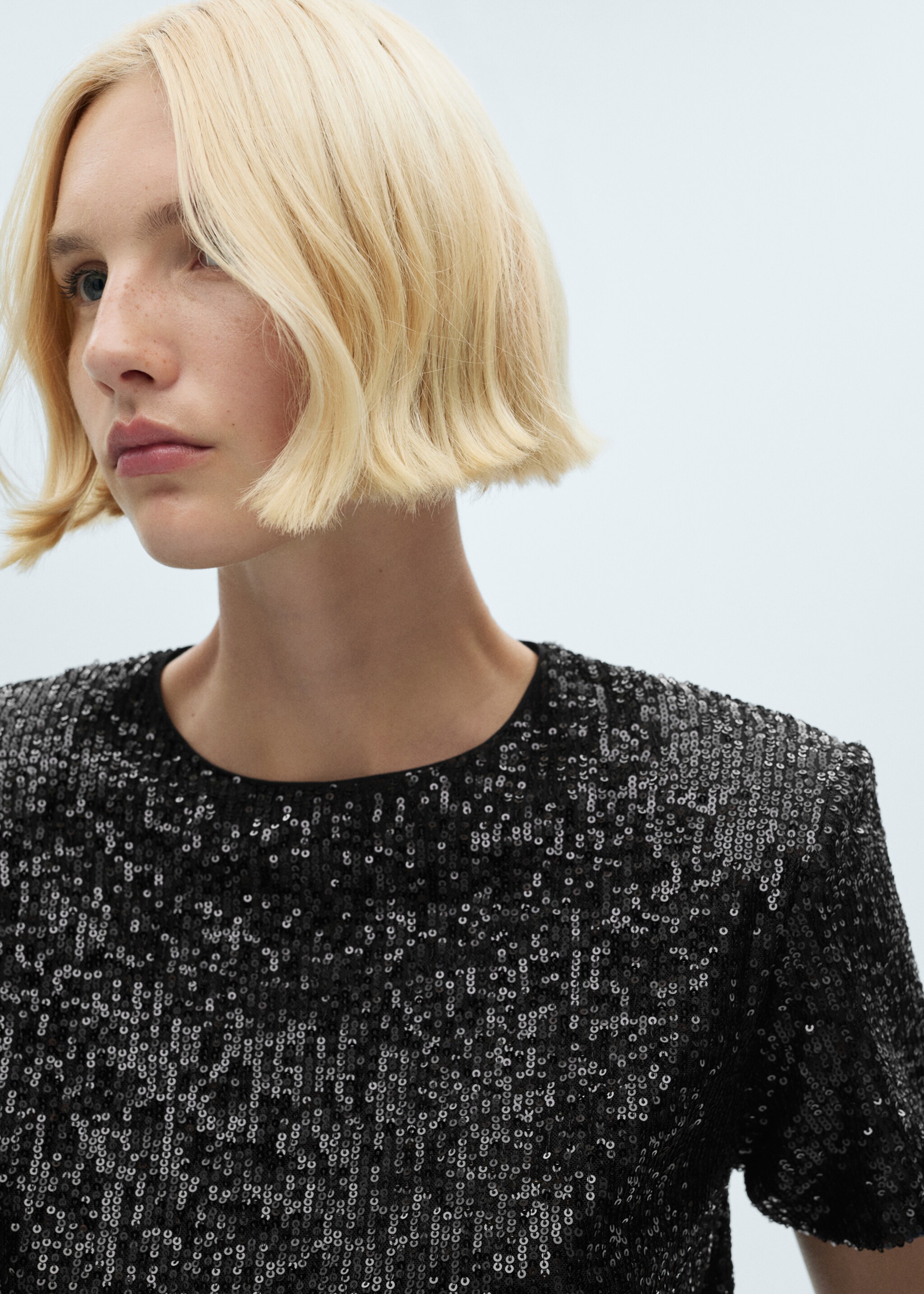 Short-sleeved sequined t-shirt - Details of the article 1, Black. Ref: 77009083-00.