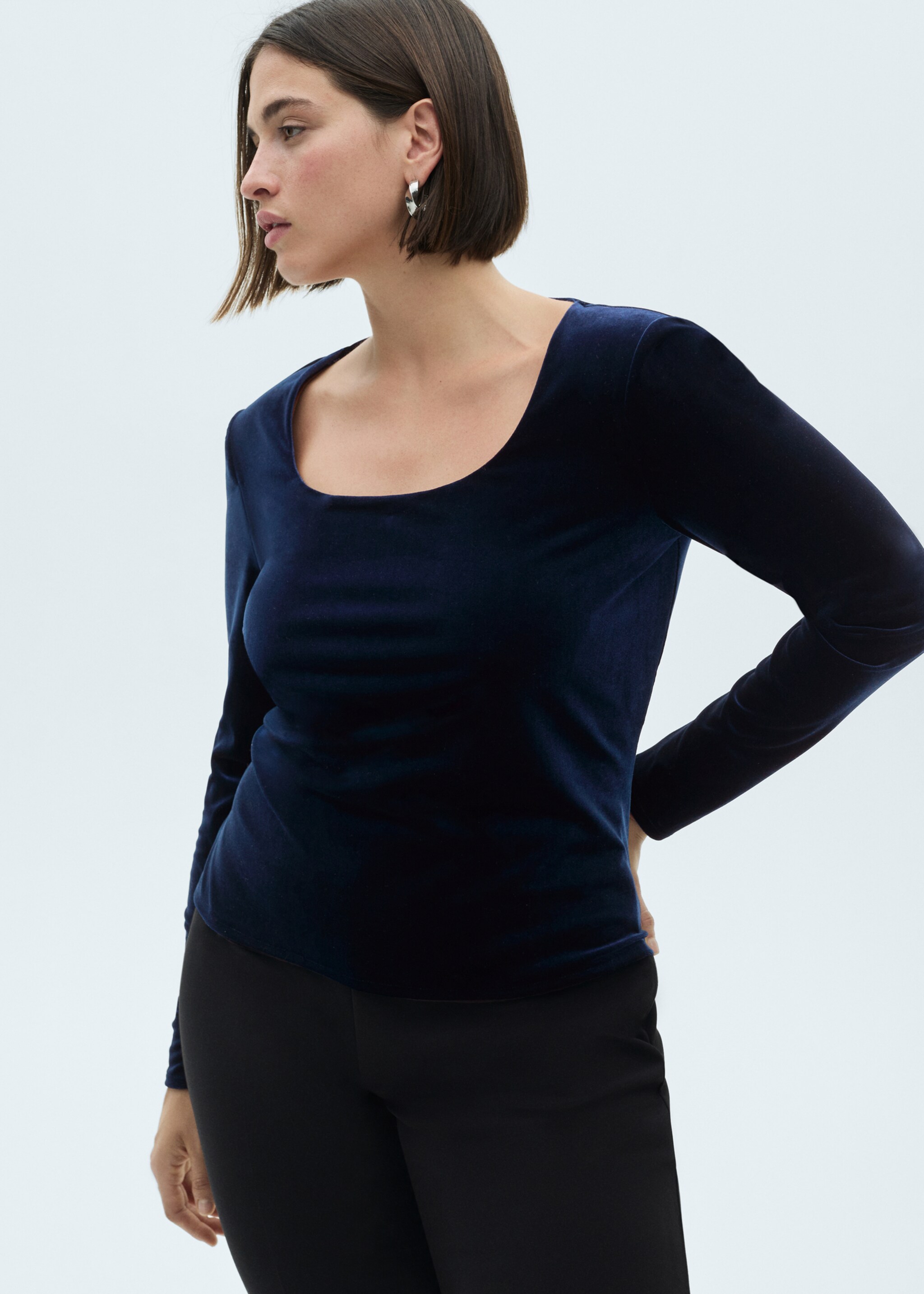 Ausgeschnittenes Samt-T-Shirt - Detail des Artikels 5, Nachtblau. Ref: 77009084-00.