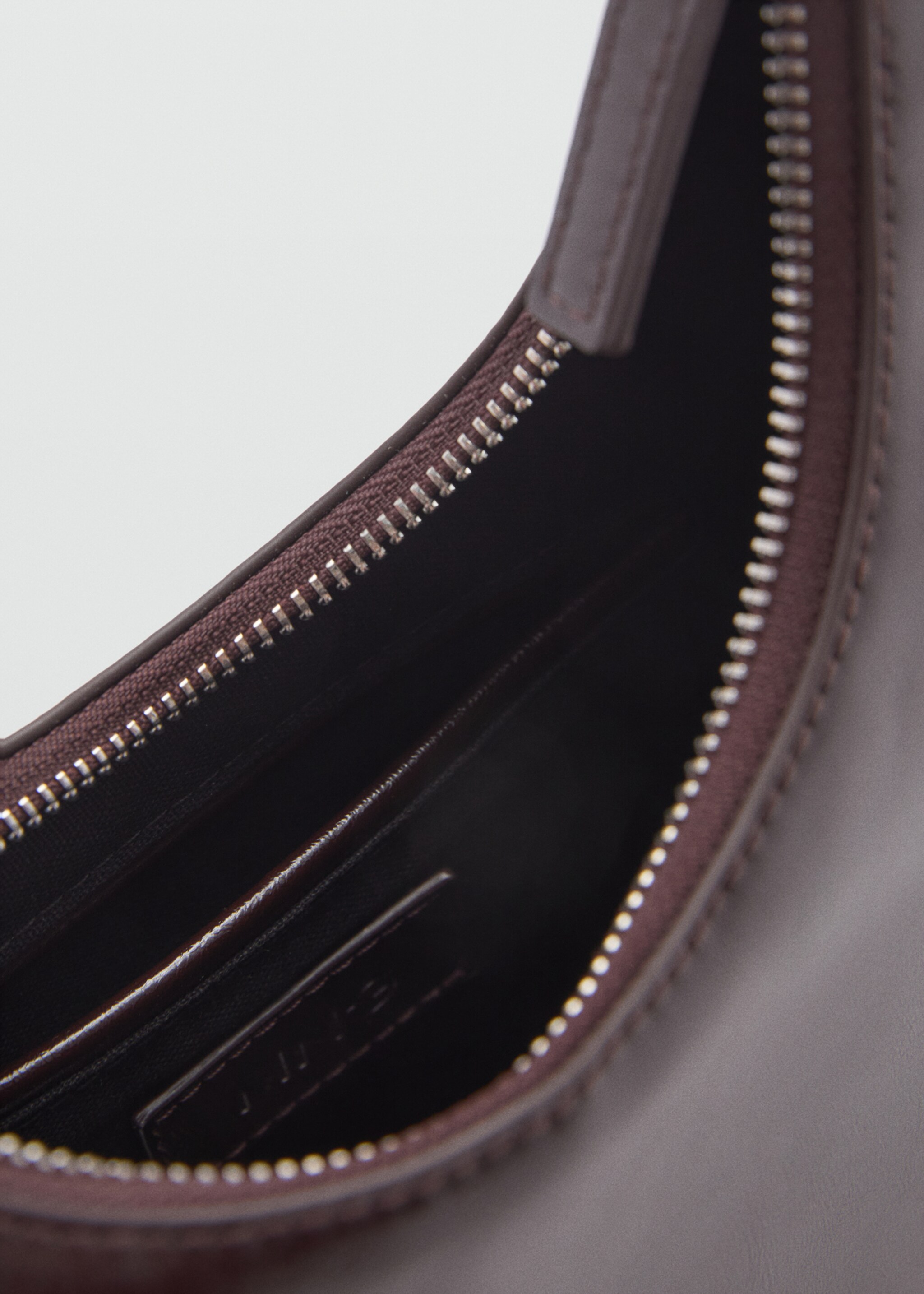 Schoudertas met kort handvat - Detail van het artikel 2, Bruin. Ref: 77010267-00.