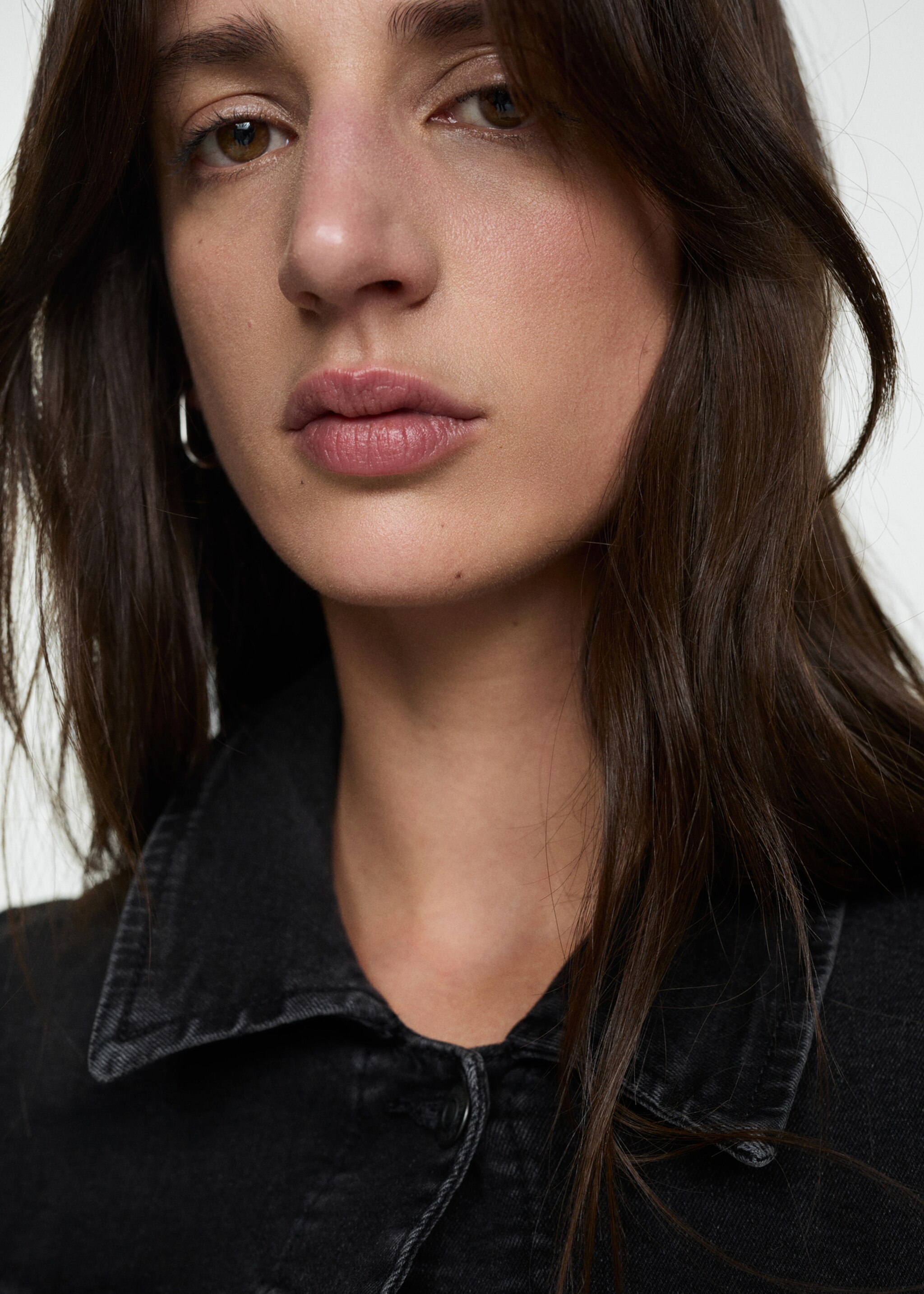 Pocketed denim jacket - Details of the article 1, Black denim. Ref: 77010283-00.