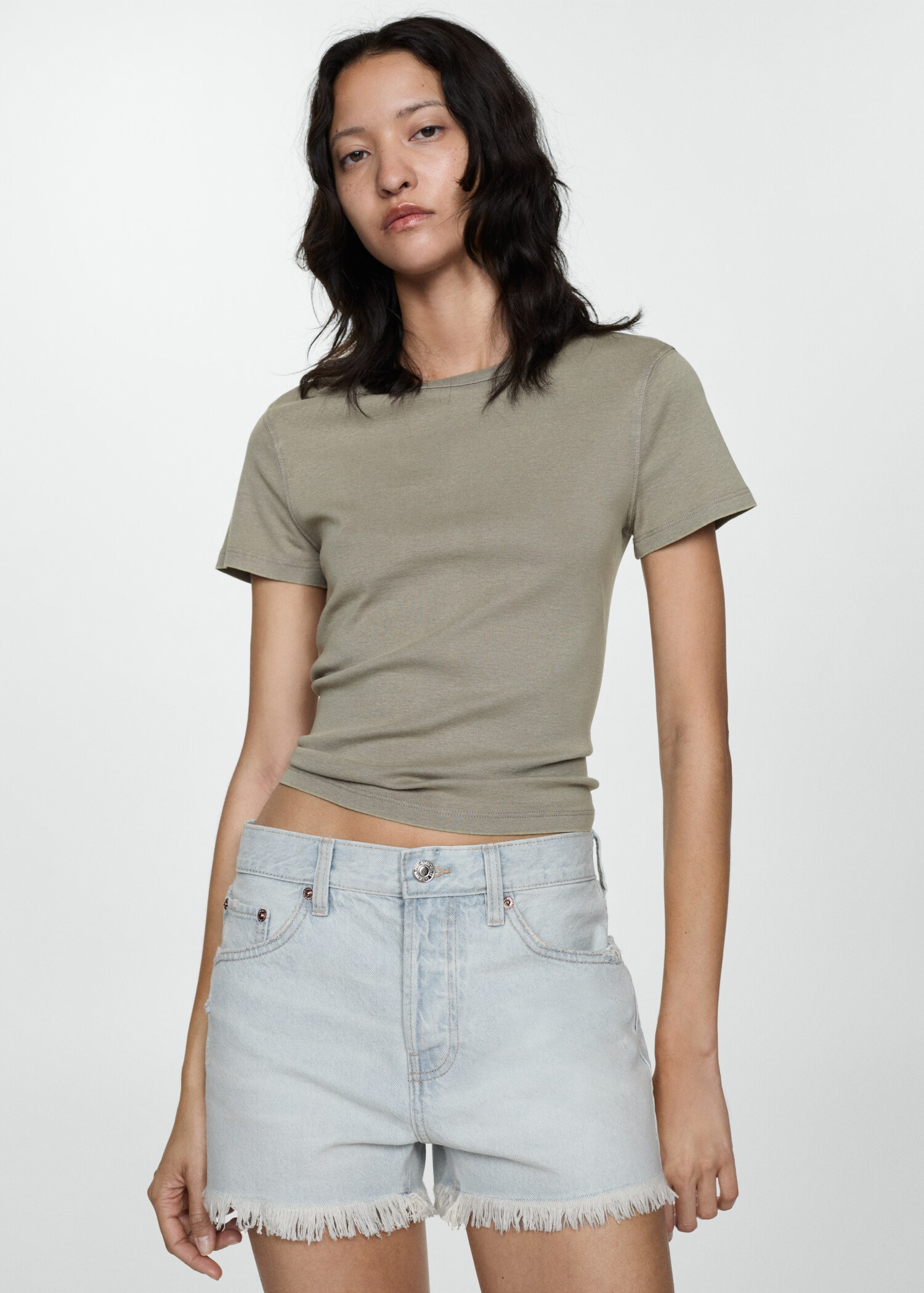 Short en jean revers effilochés - Plan moyen