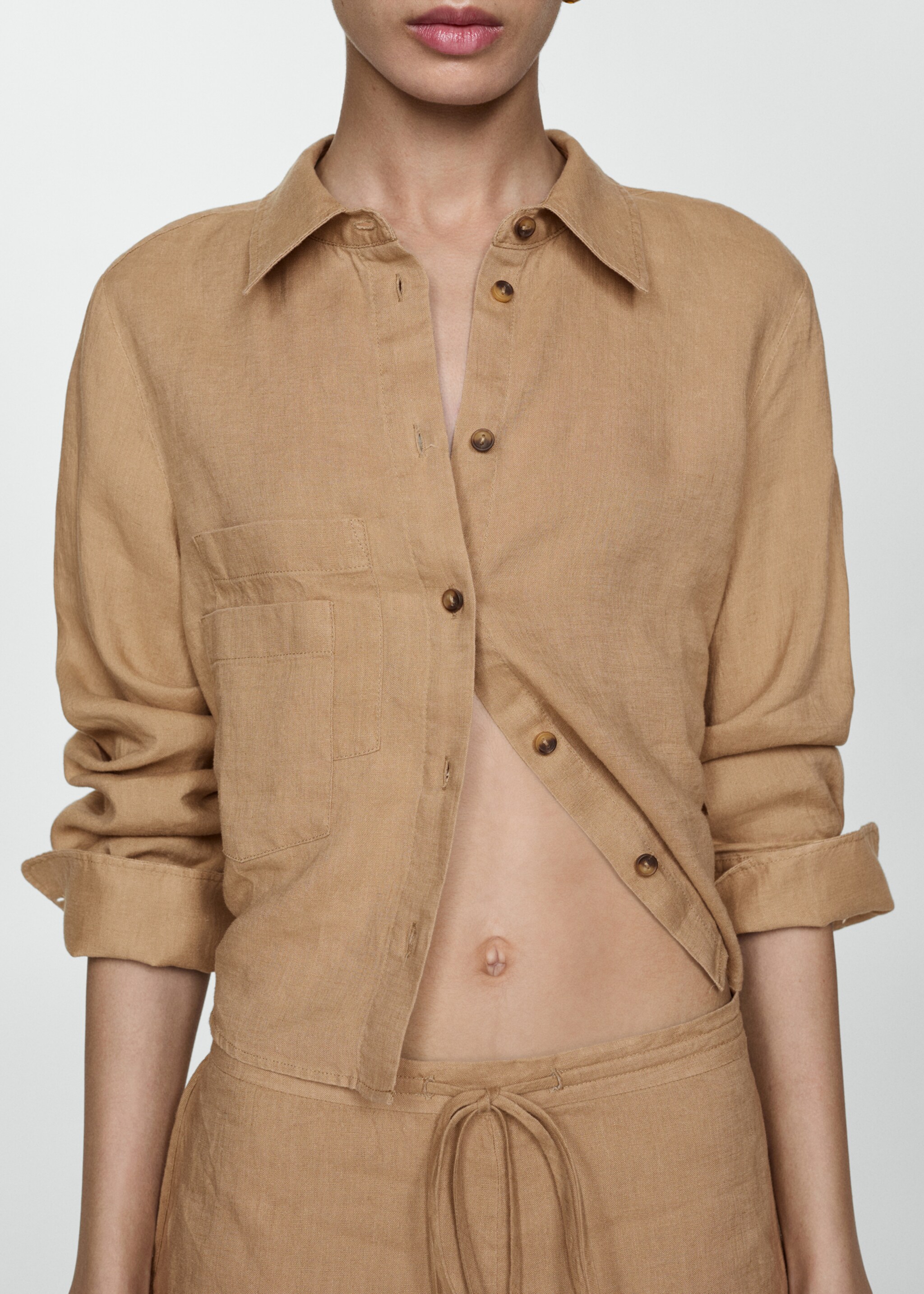 Camisa crop lino - Plano medio
