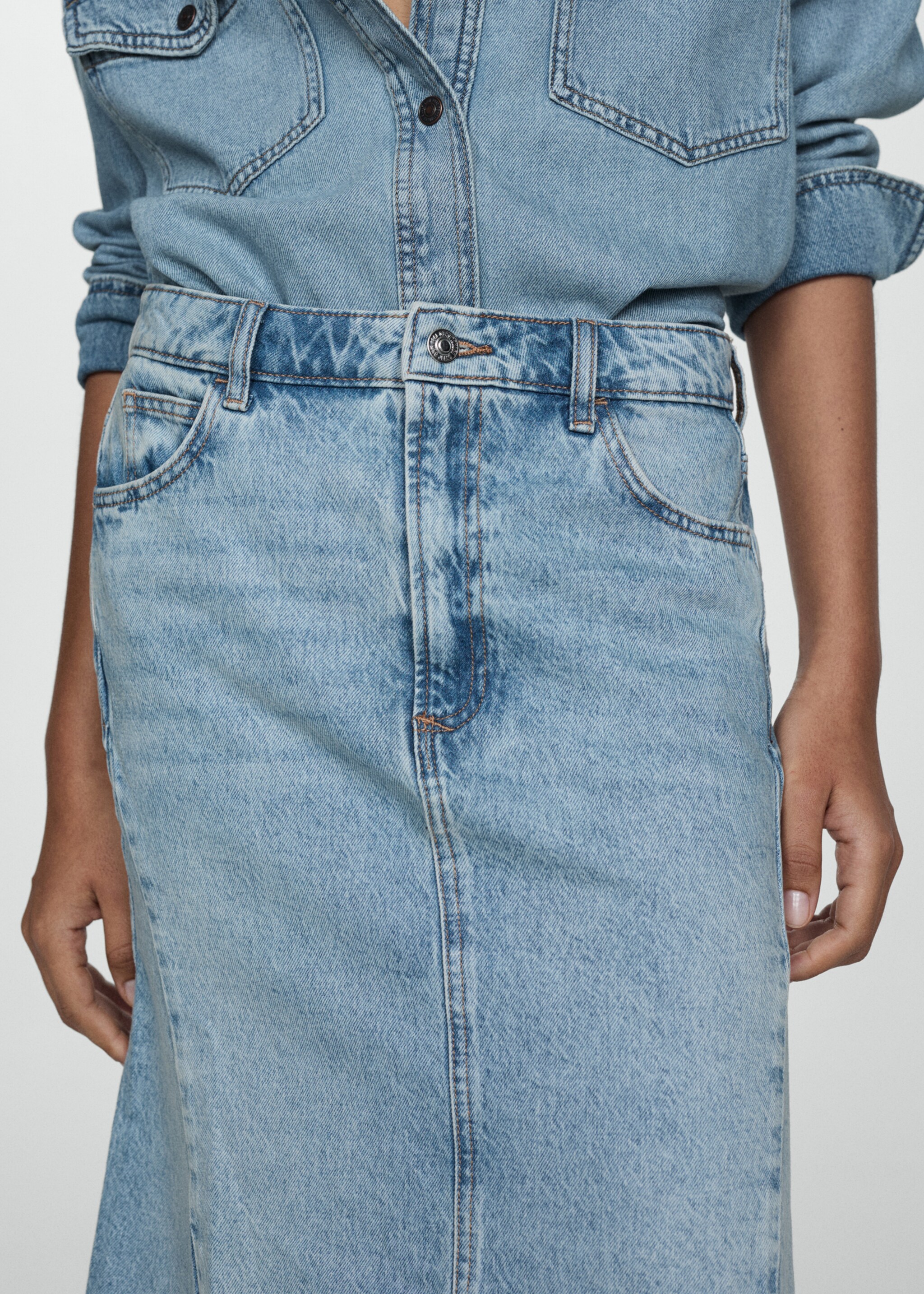 Slit denim skirt - Details of the article 1, Medium Blue. Ref: 77010372-00.