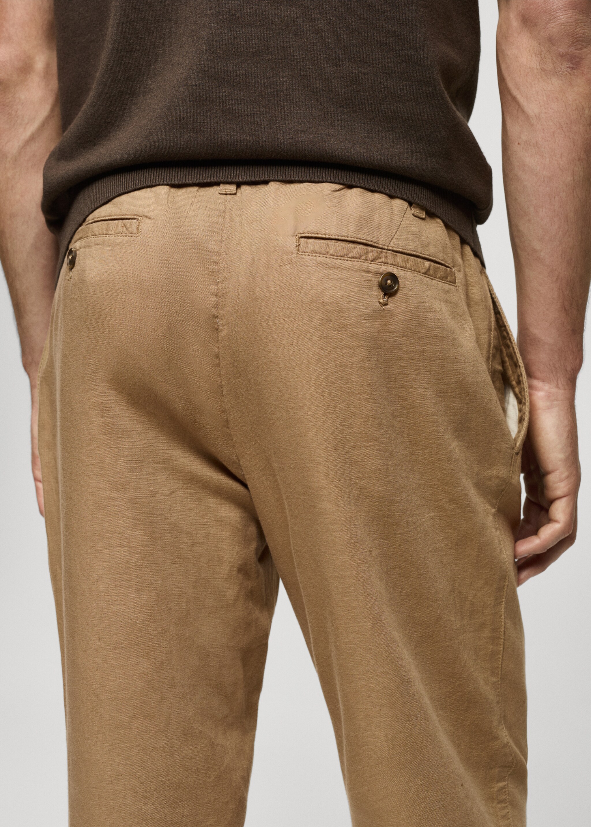 Slim-fit trousers with drawstring - Details of the article 6, Tobacco Brown. Ref: 77010569-00.