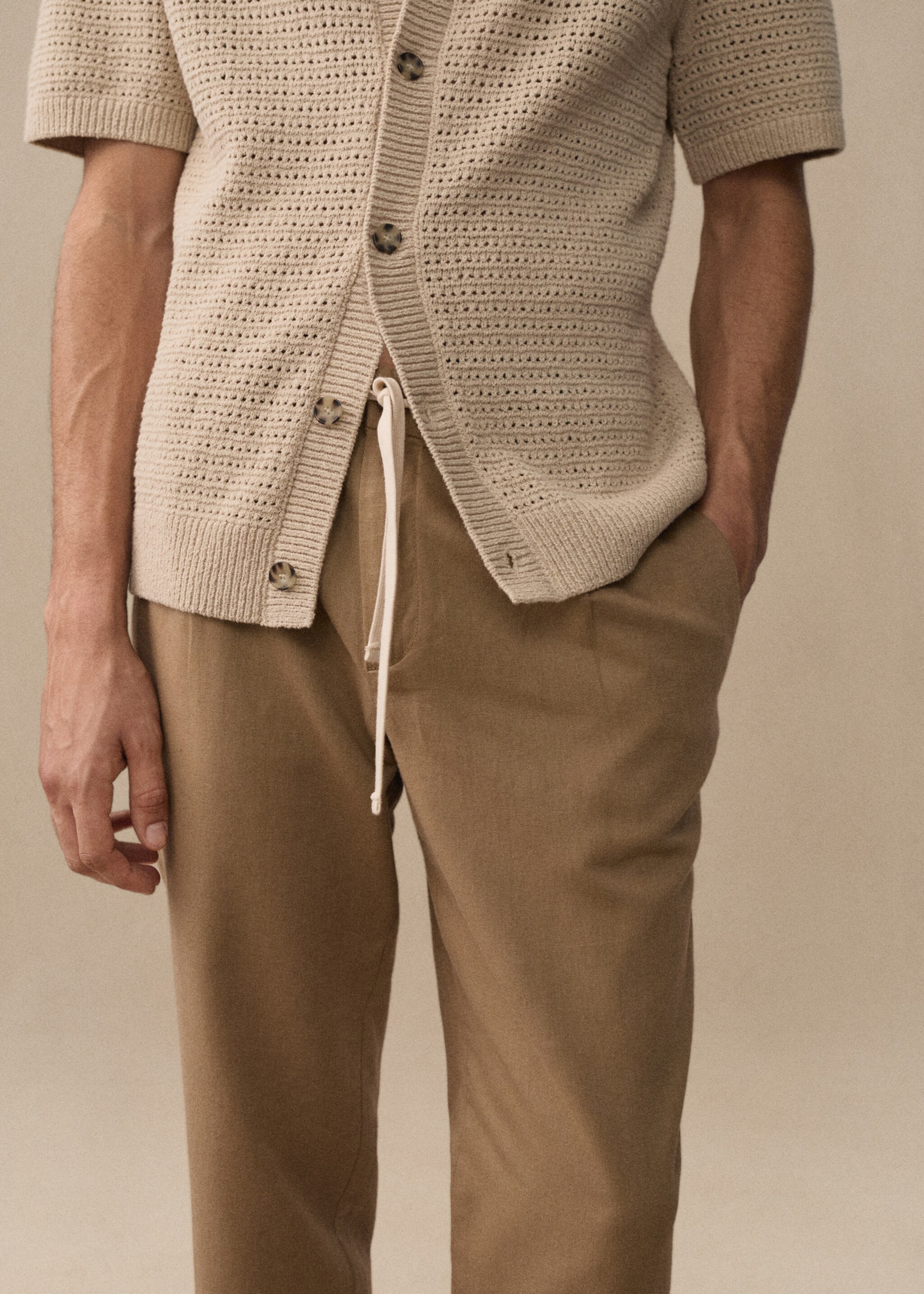 Slim-fit trousers with drawstring - Details of the article 9, Tobacco Brown. Ref: 77010569-00.