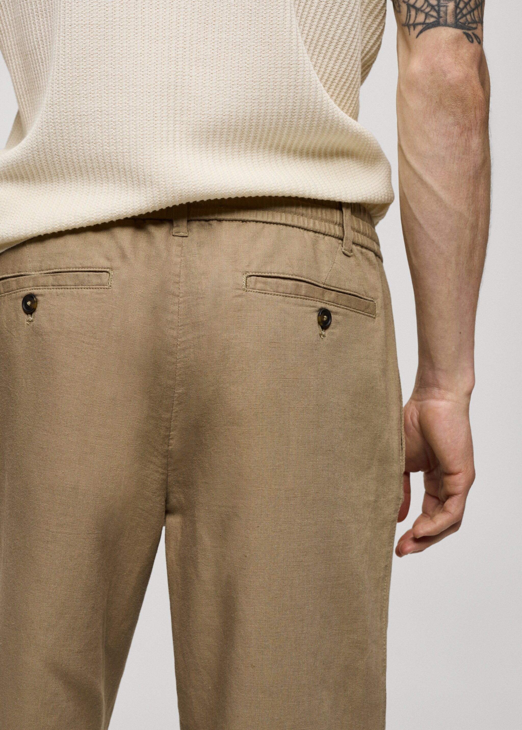 Slim-fit trousers with drawstring - Details of the article 6, Medium Green. Ref: 77010569-00.