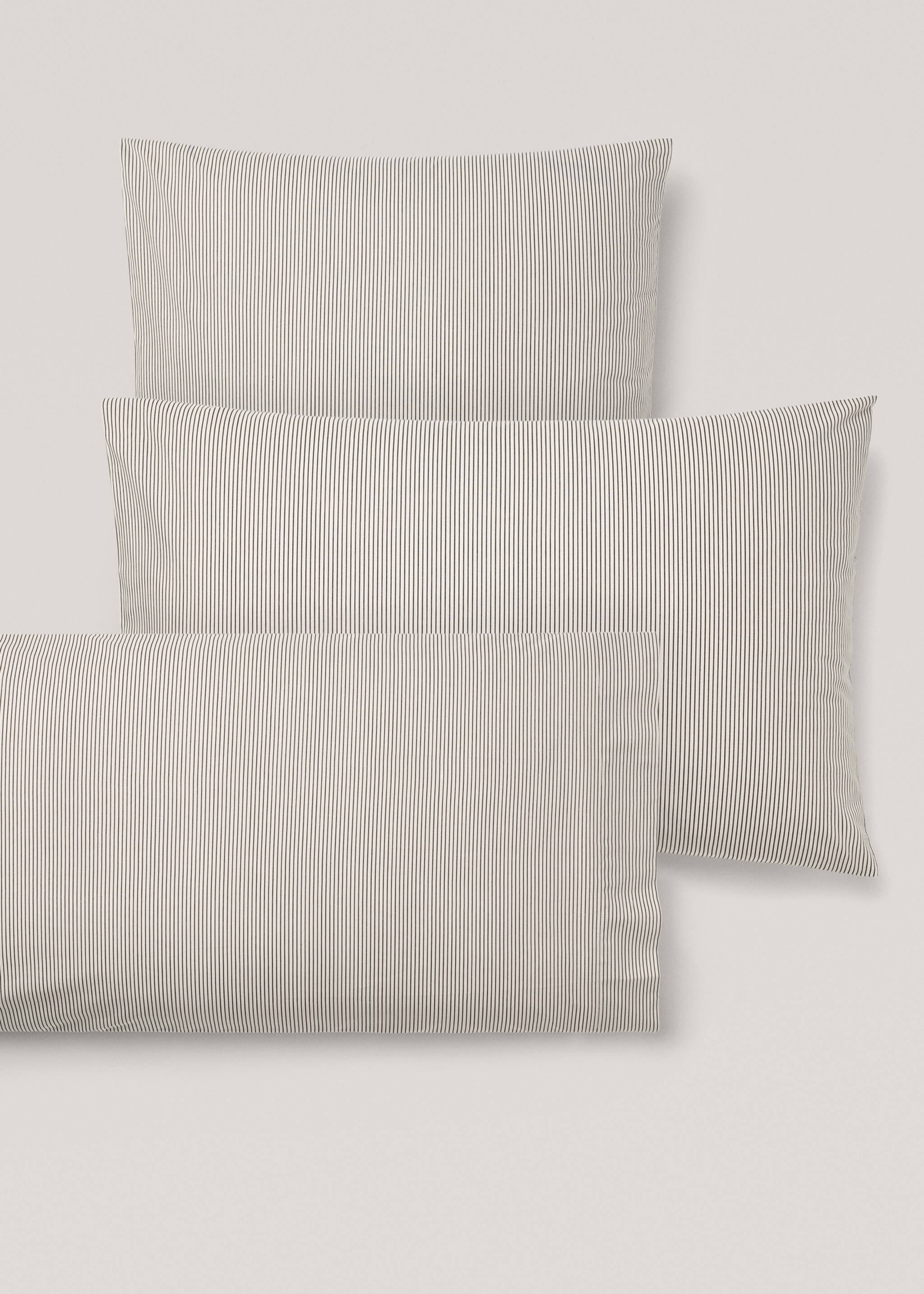 Multi-striped two-tone pillowcase 50x75cm - Details of the article 4, Beige. Ref: 77010595-00.