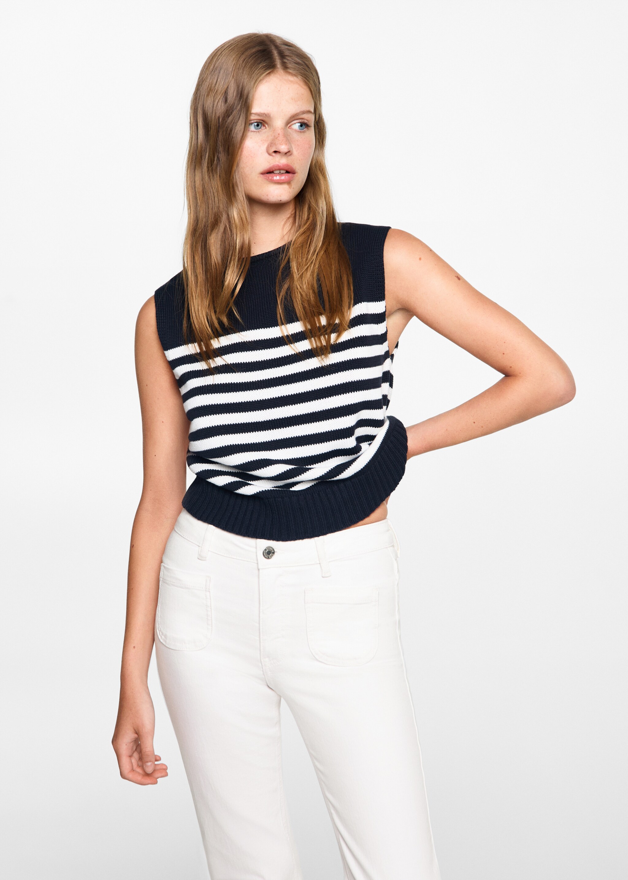 Flared jeans with pocket - Details of the article 1