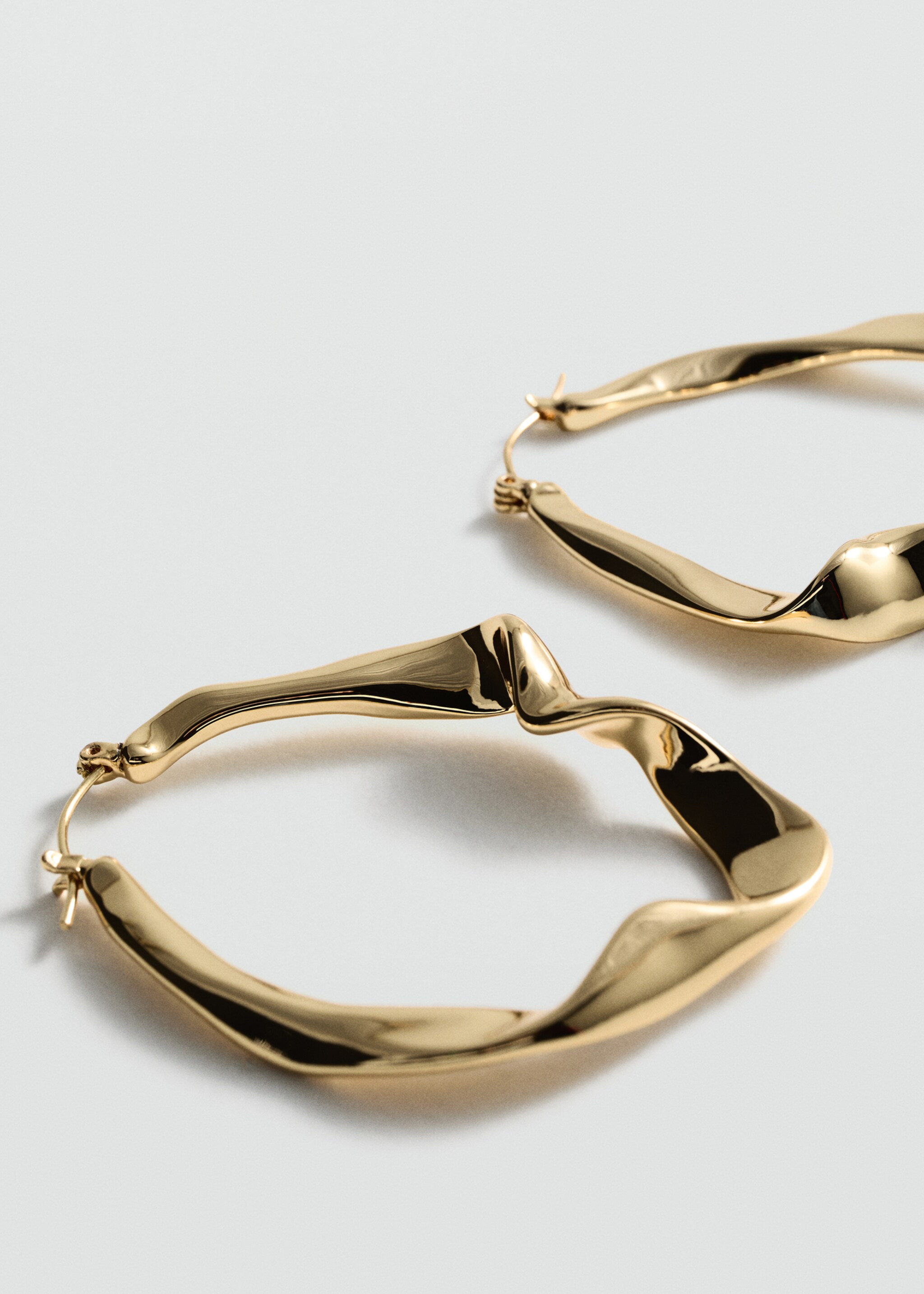Twisted hoop earrings - Medium plane