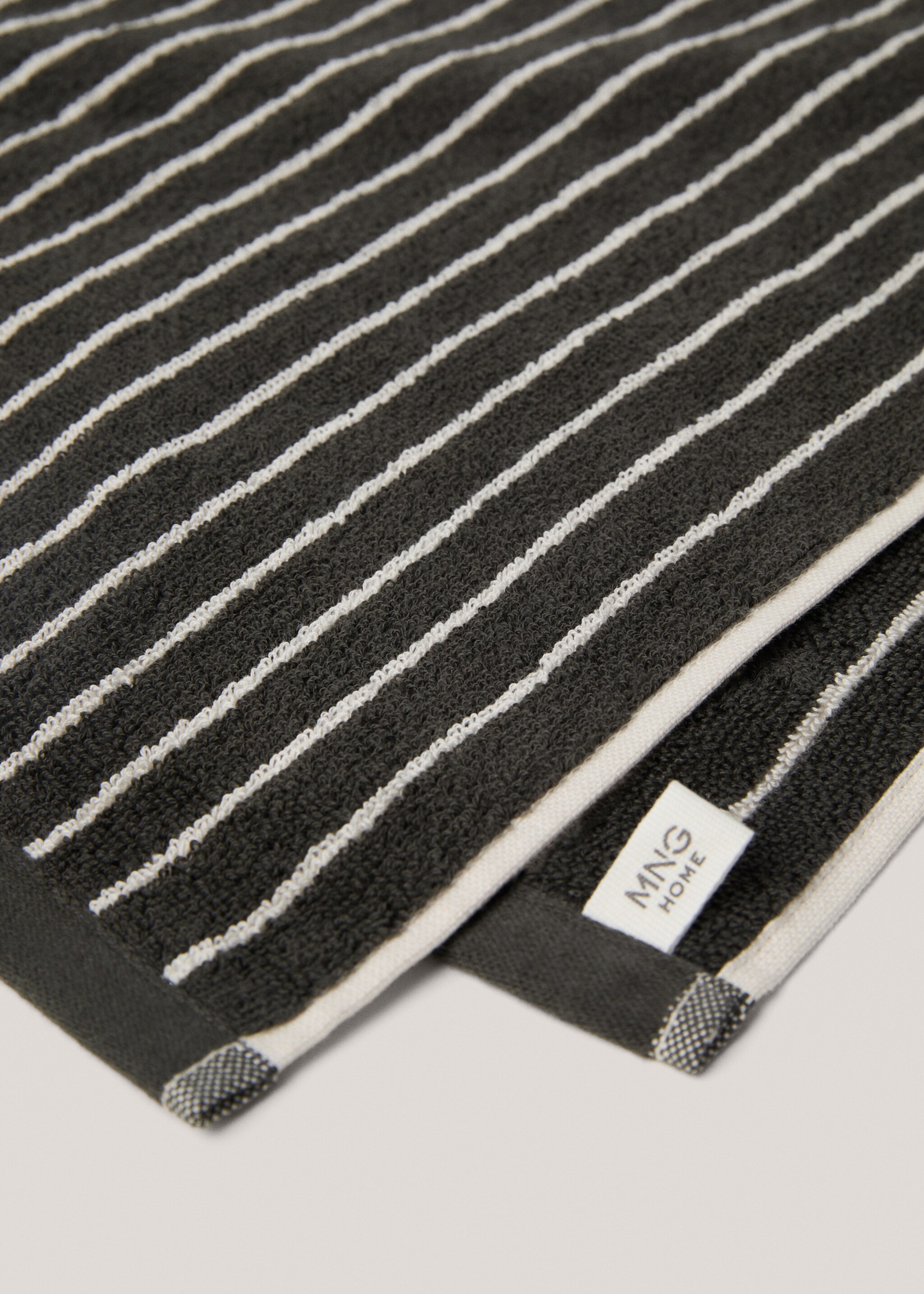 Striped bath towel 90x150cm - Details of the article 2, Charcoal. Ref: 77010647-00.