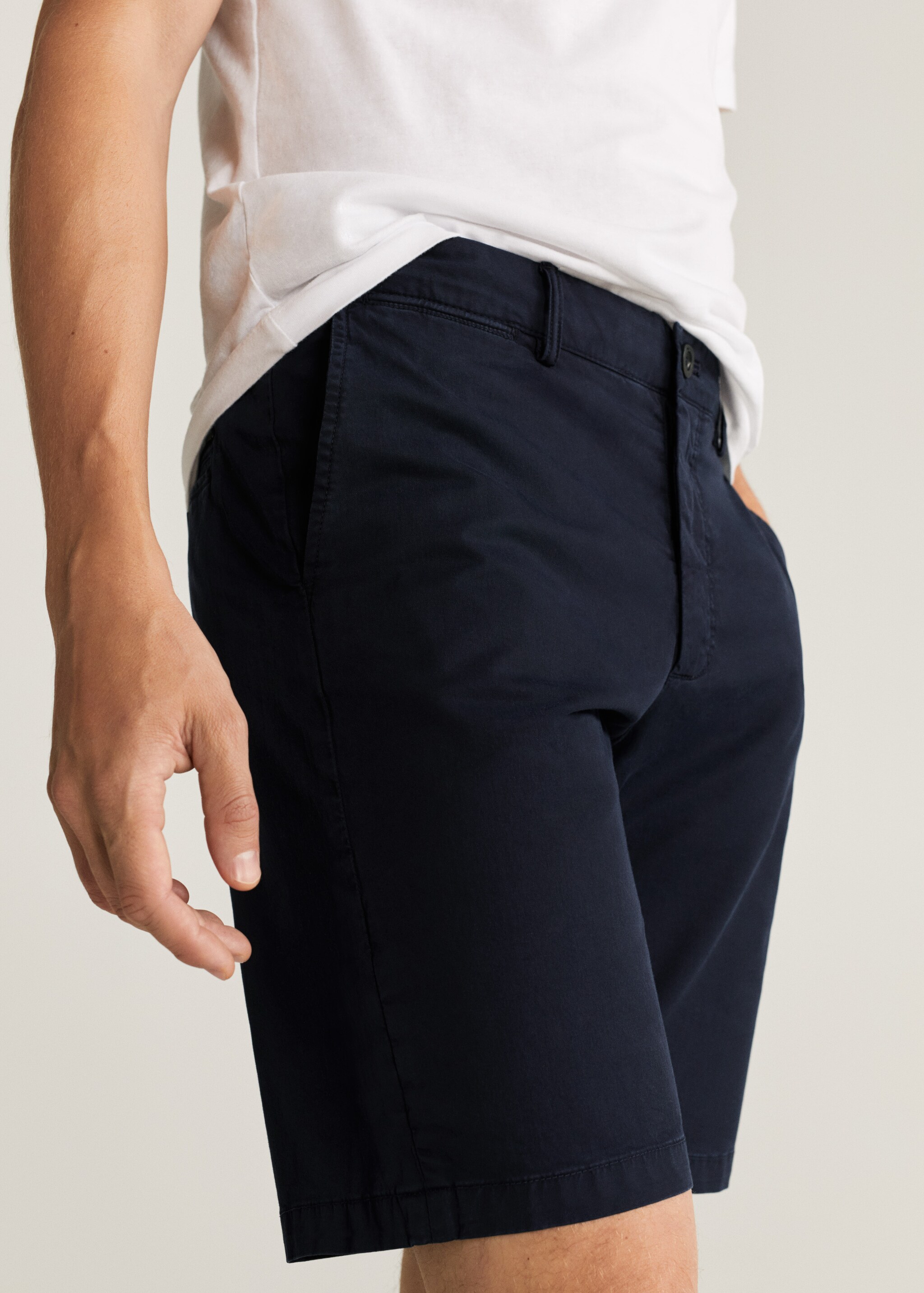 Bavlněné bermudy chino slim fit - Náhled ve středové rovině