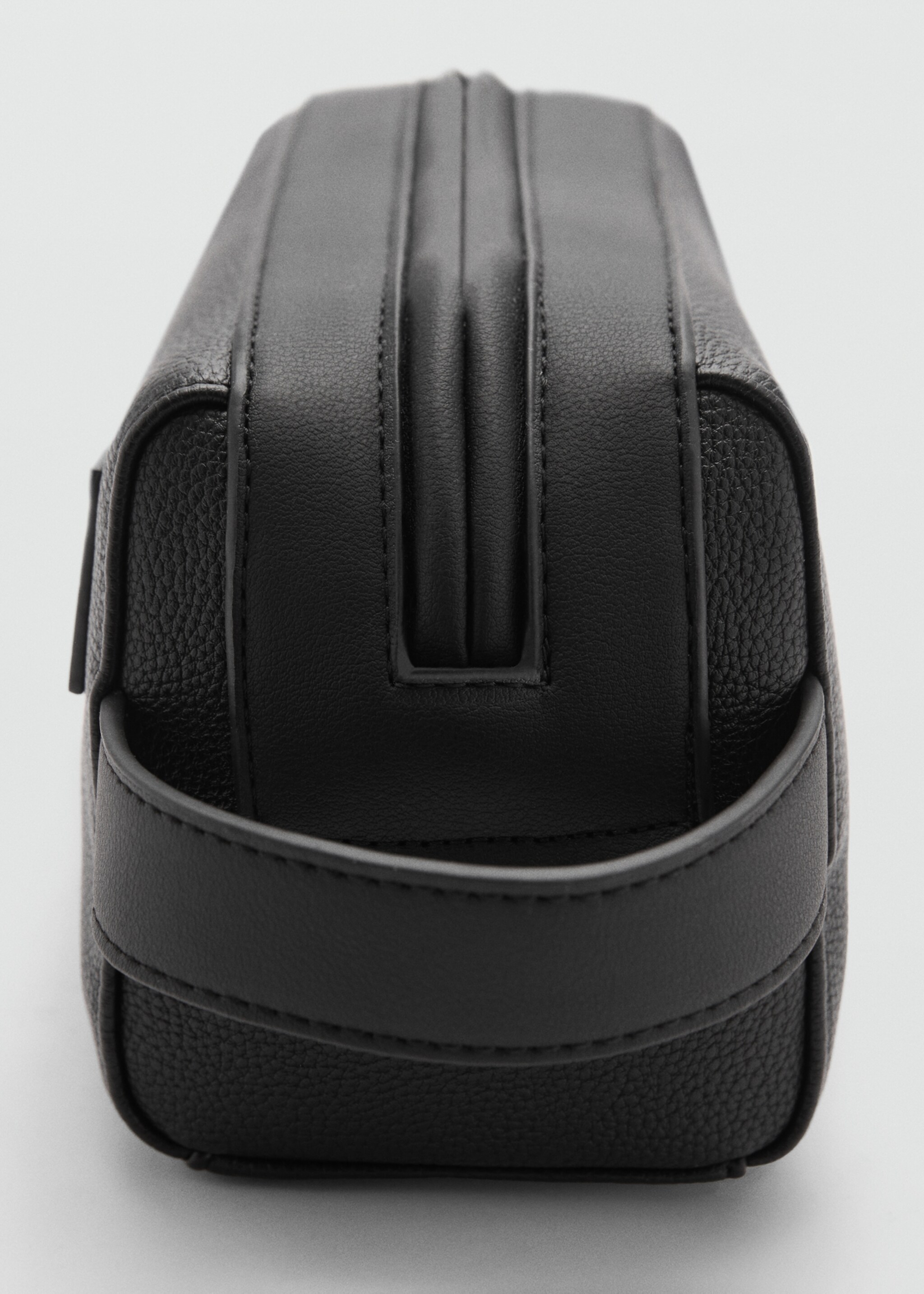 Zipped pebbled cosmetic bag - Details of the article 1, Black. Ref: 77012547-00.