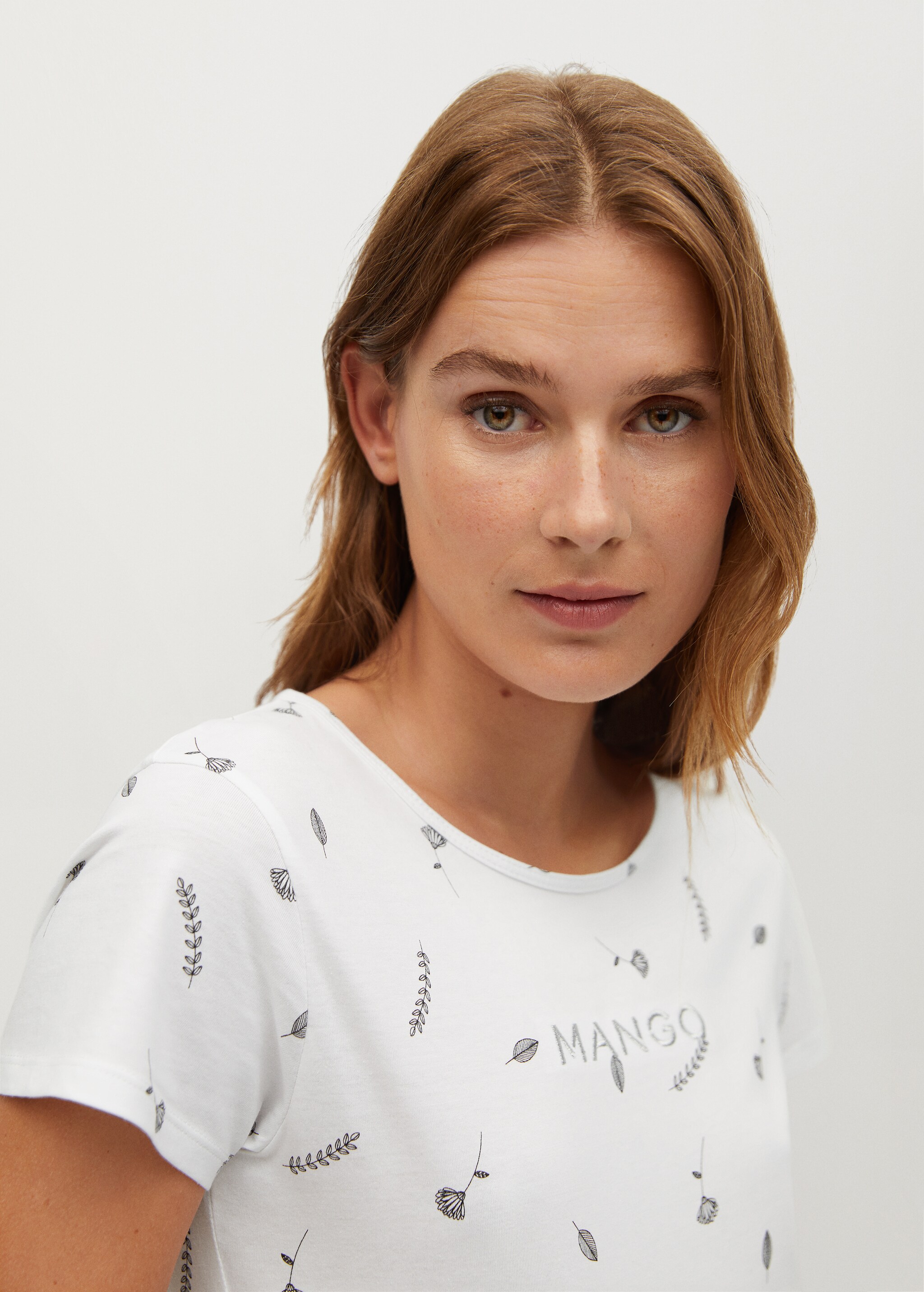Camiseta estampada logo bordado - Detalle del artículo 1