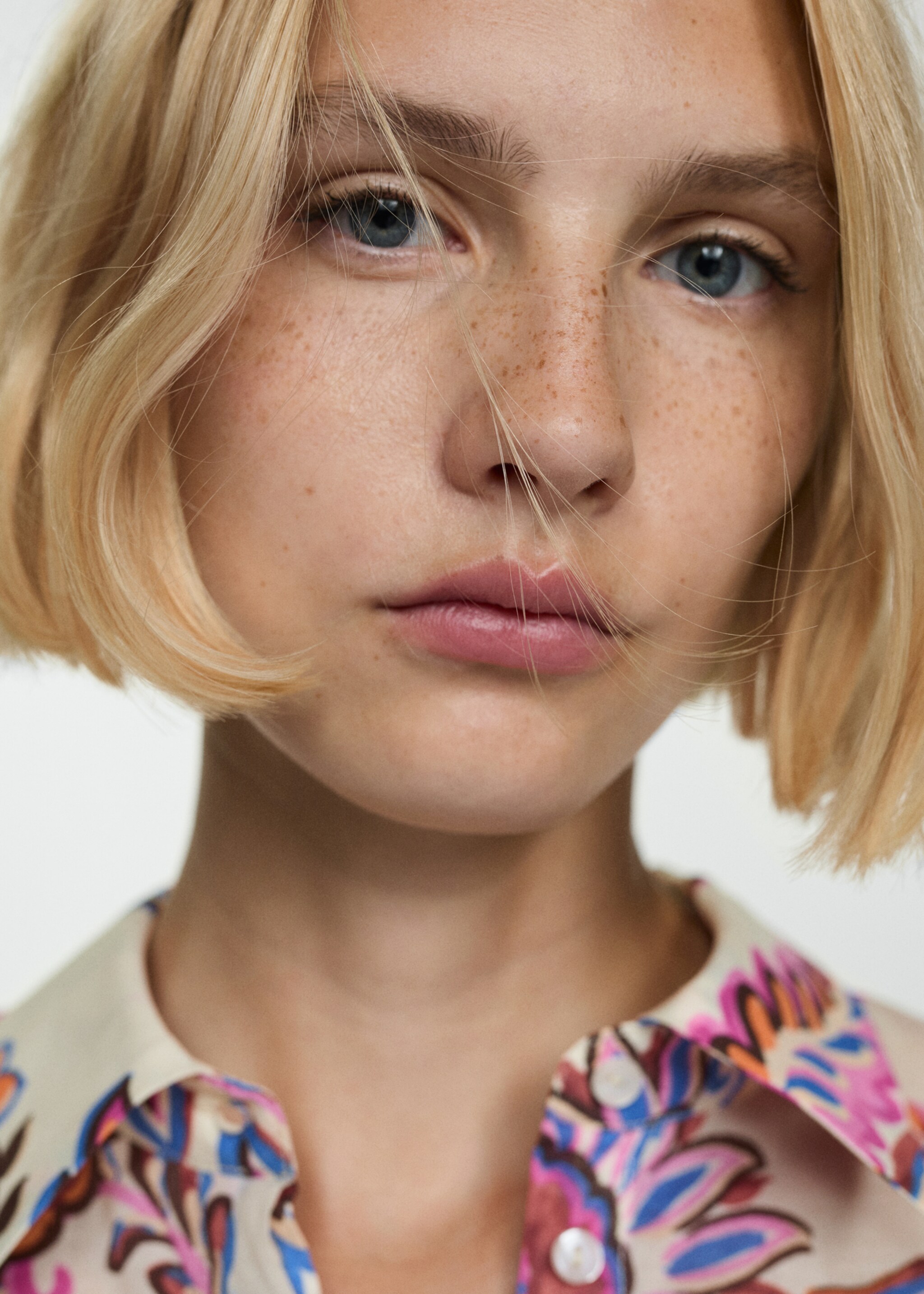 Flowy floral print shirt - Details of the article 1, Ecru. Ref: 77012919-00.