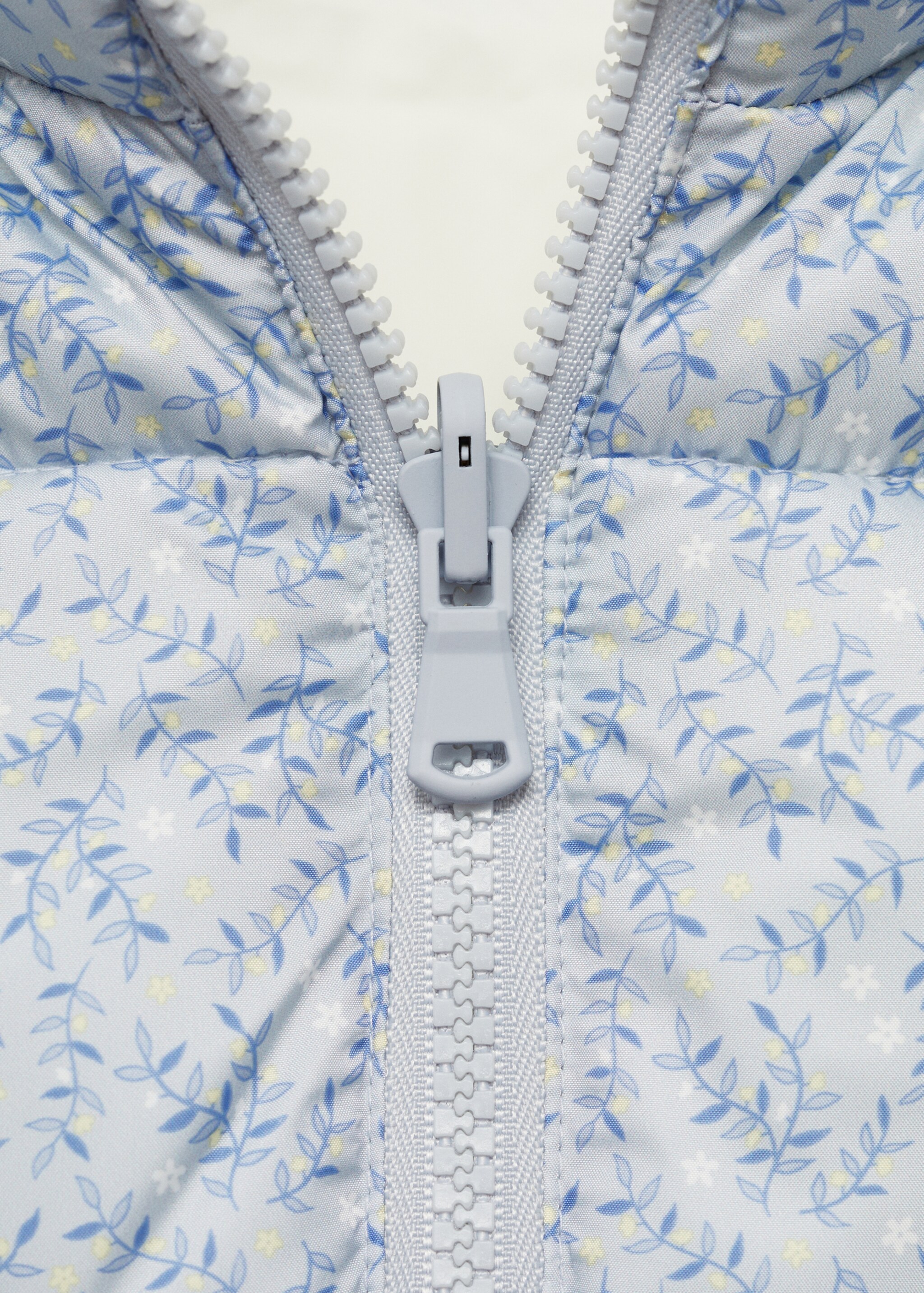Reversible quilted gilet - Details of the article 0, Sky Blue. Ref: 77013271-00.