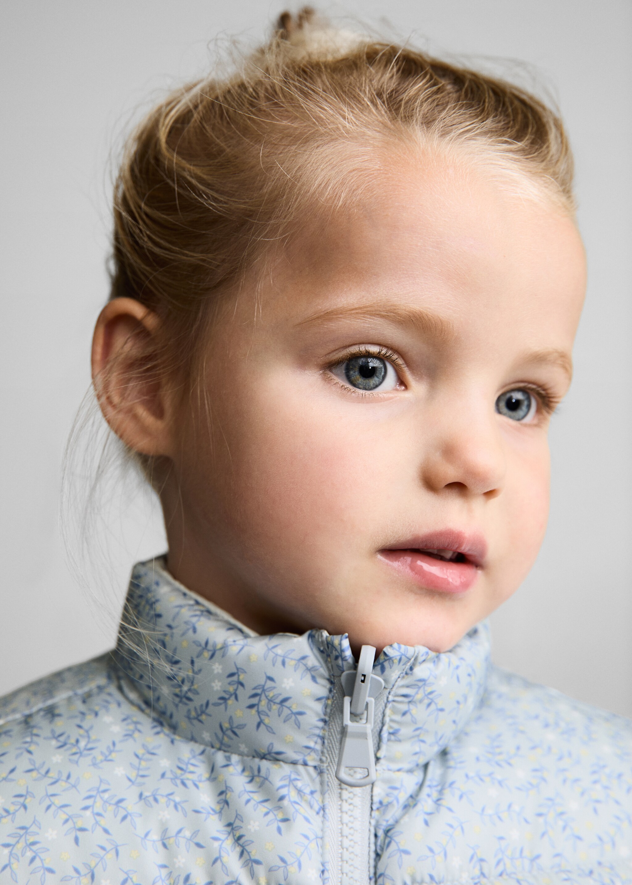 Reversible quilted gilet - Details of the article 1, Sky Blue. Ref: 77013271-00.