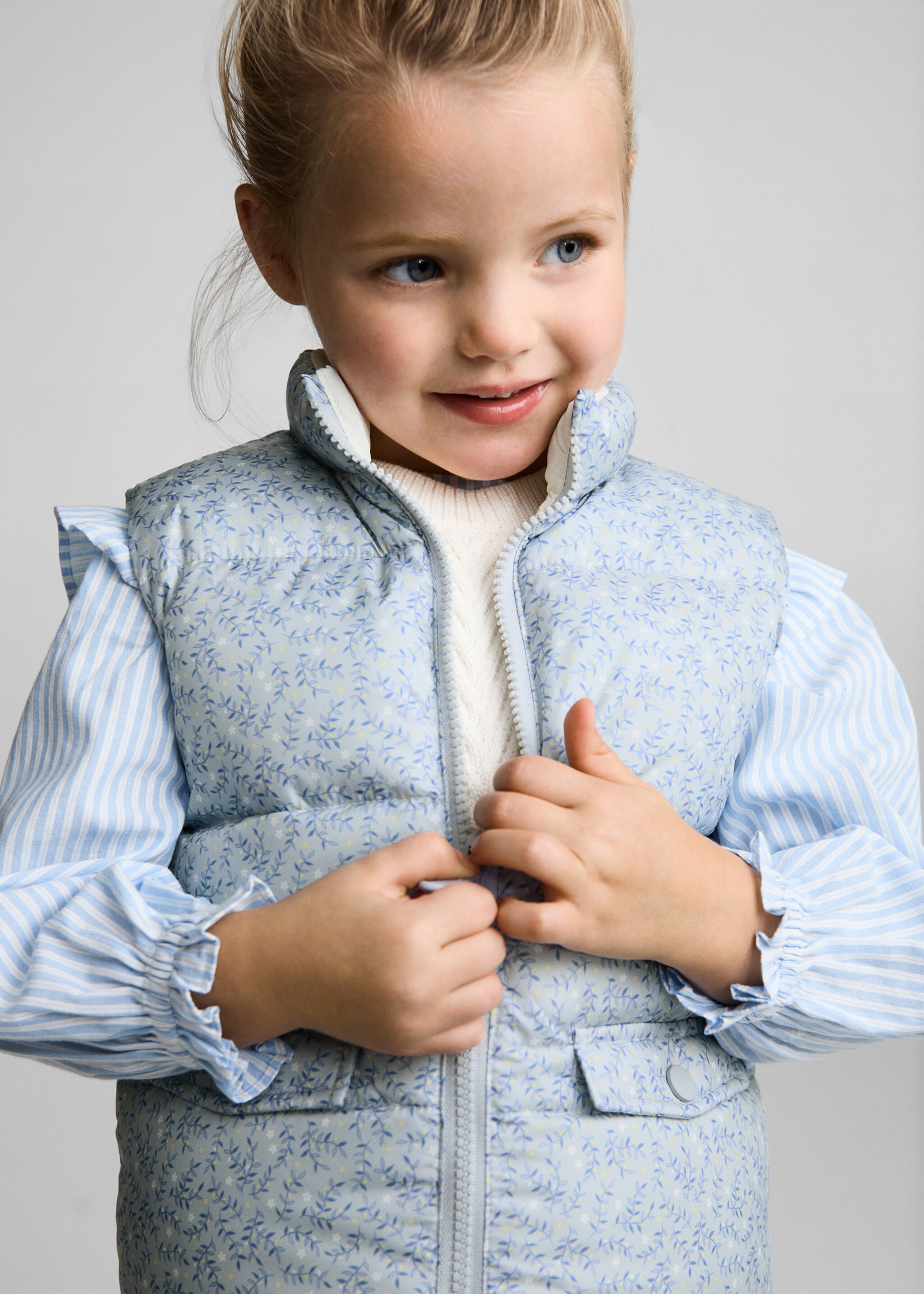 Reversible quilted gilet - Details of the article 4, Sky Blue. Ref: 77013271-00.