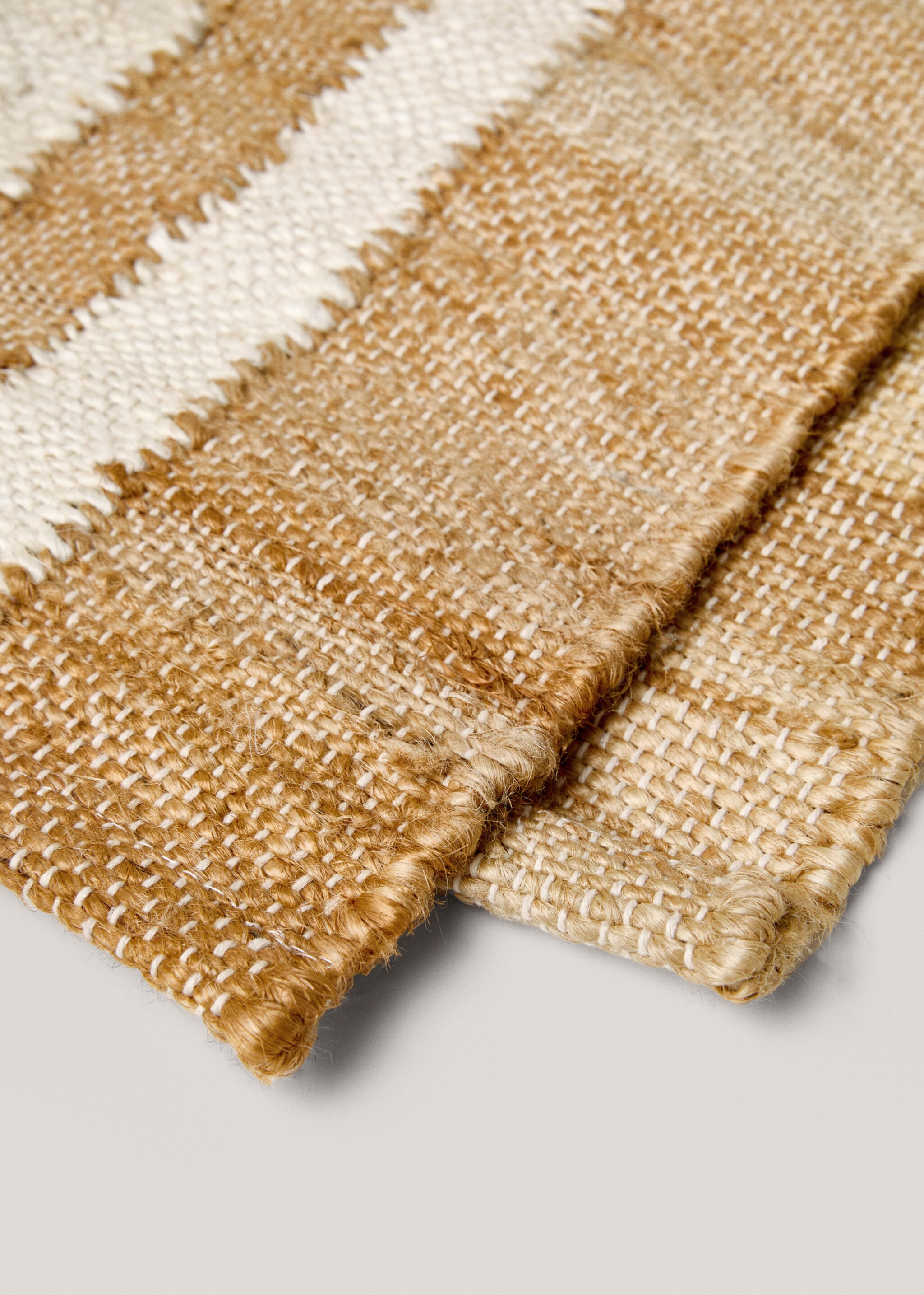 Jute and cotton-blend carpet 60x120cm - Details of the article 1, Sand. Ref: 77013275-00.