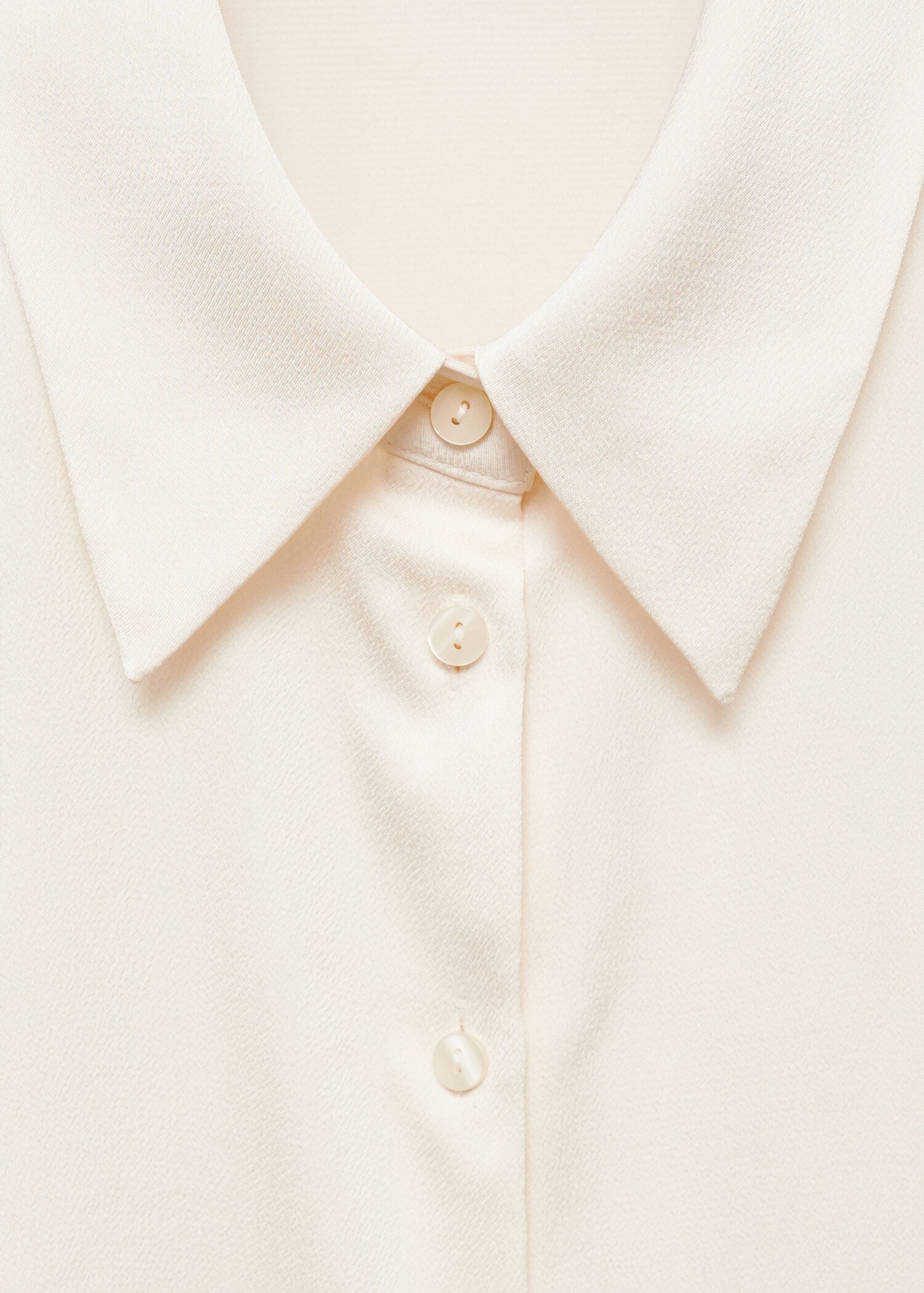 Camisa fluida acetinada - Pormenor do artigo 8