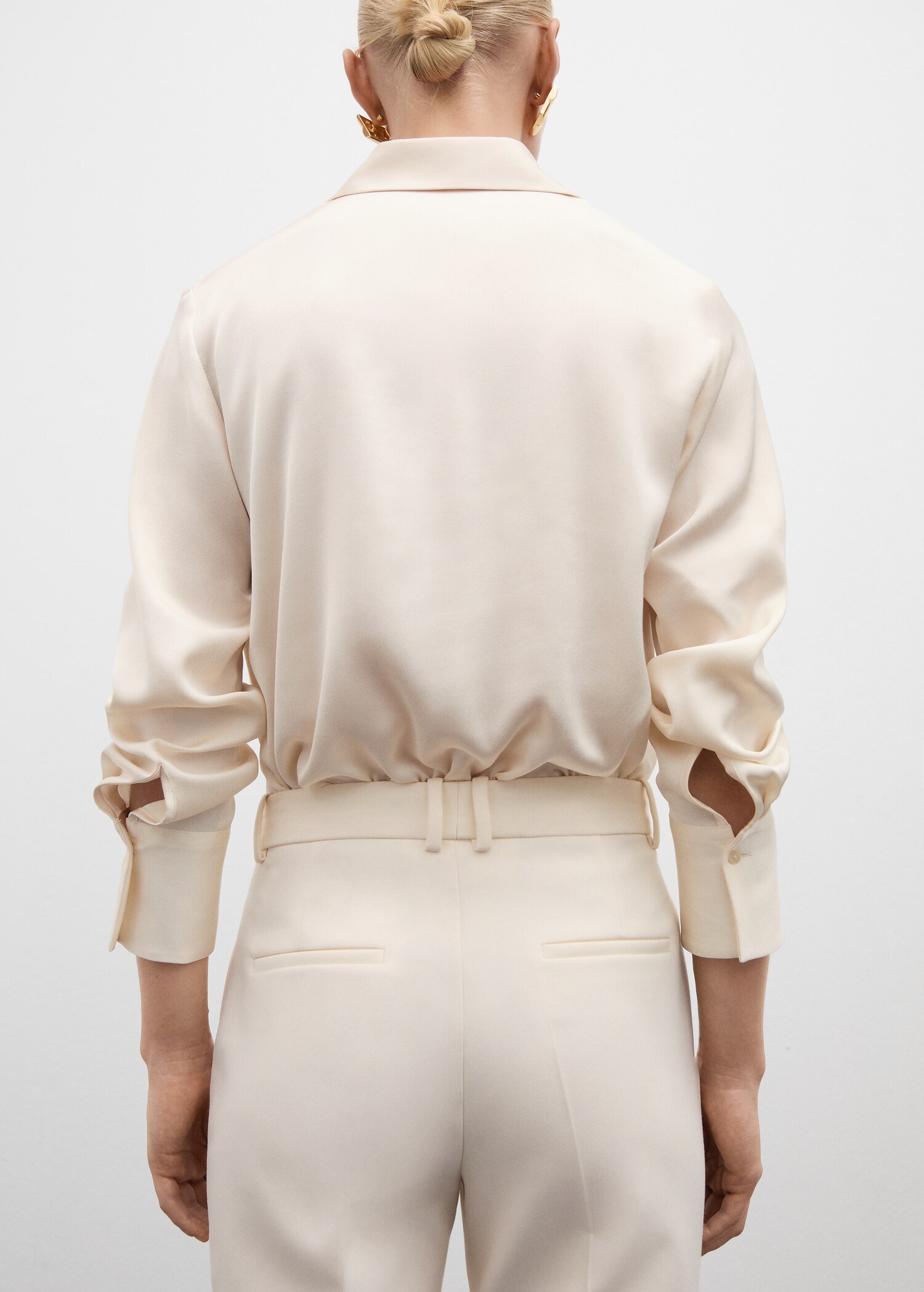 Camisa fluida acetinada - Verso do artigo