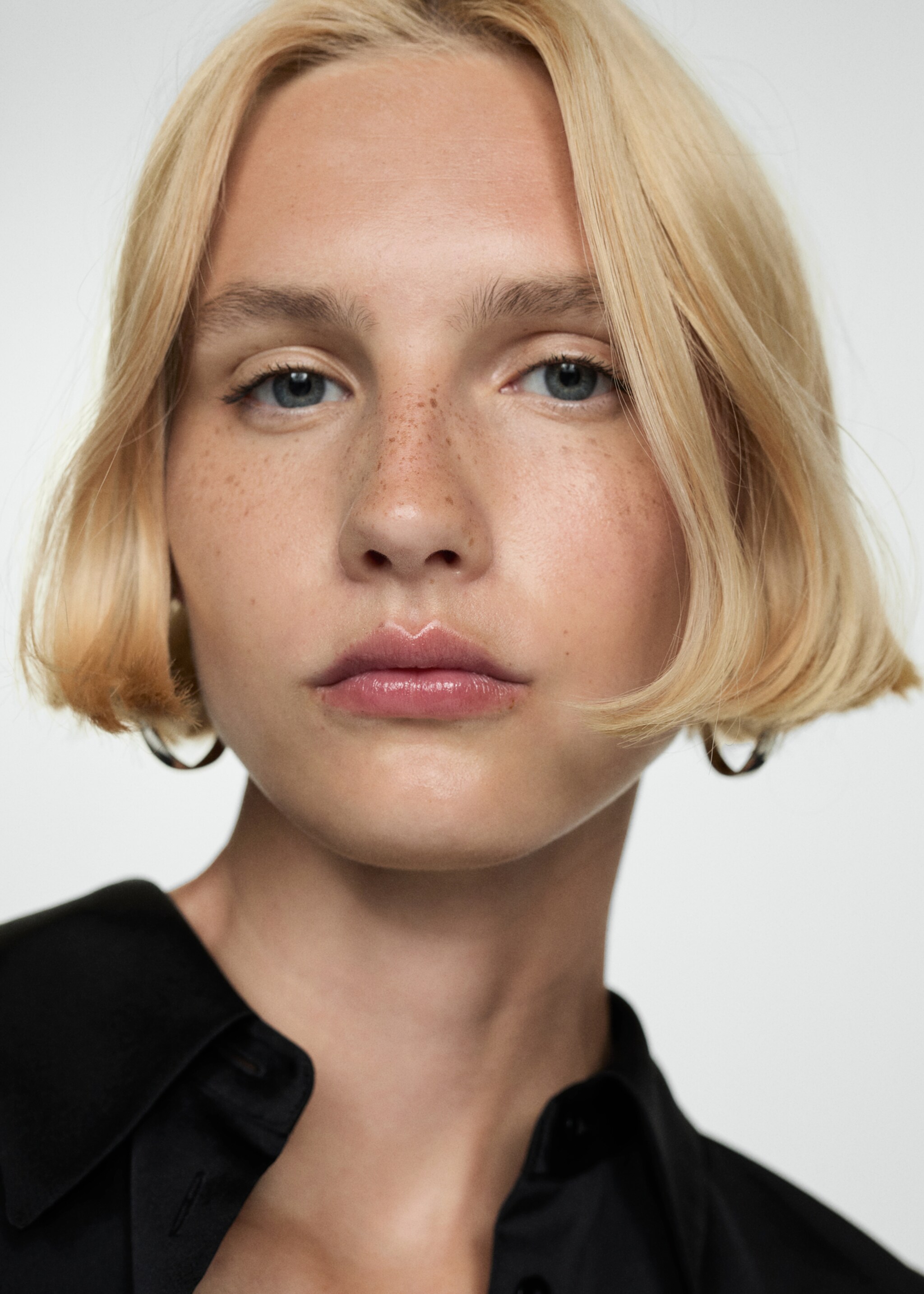 Satin finish flowy shirt - Details of the article 1, Black. Ref: 77014032-00.