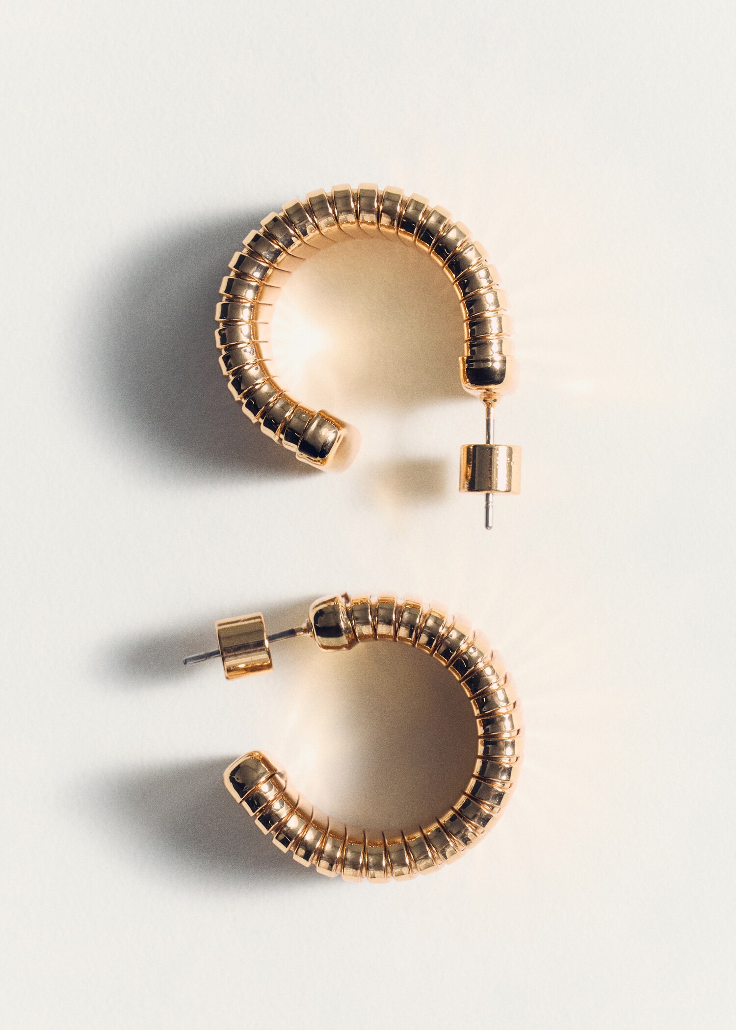 Textured hoop earrings - Details of the article 5
