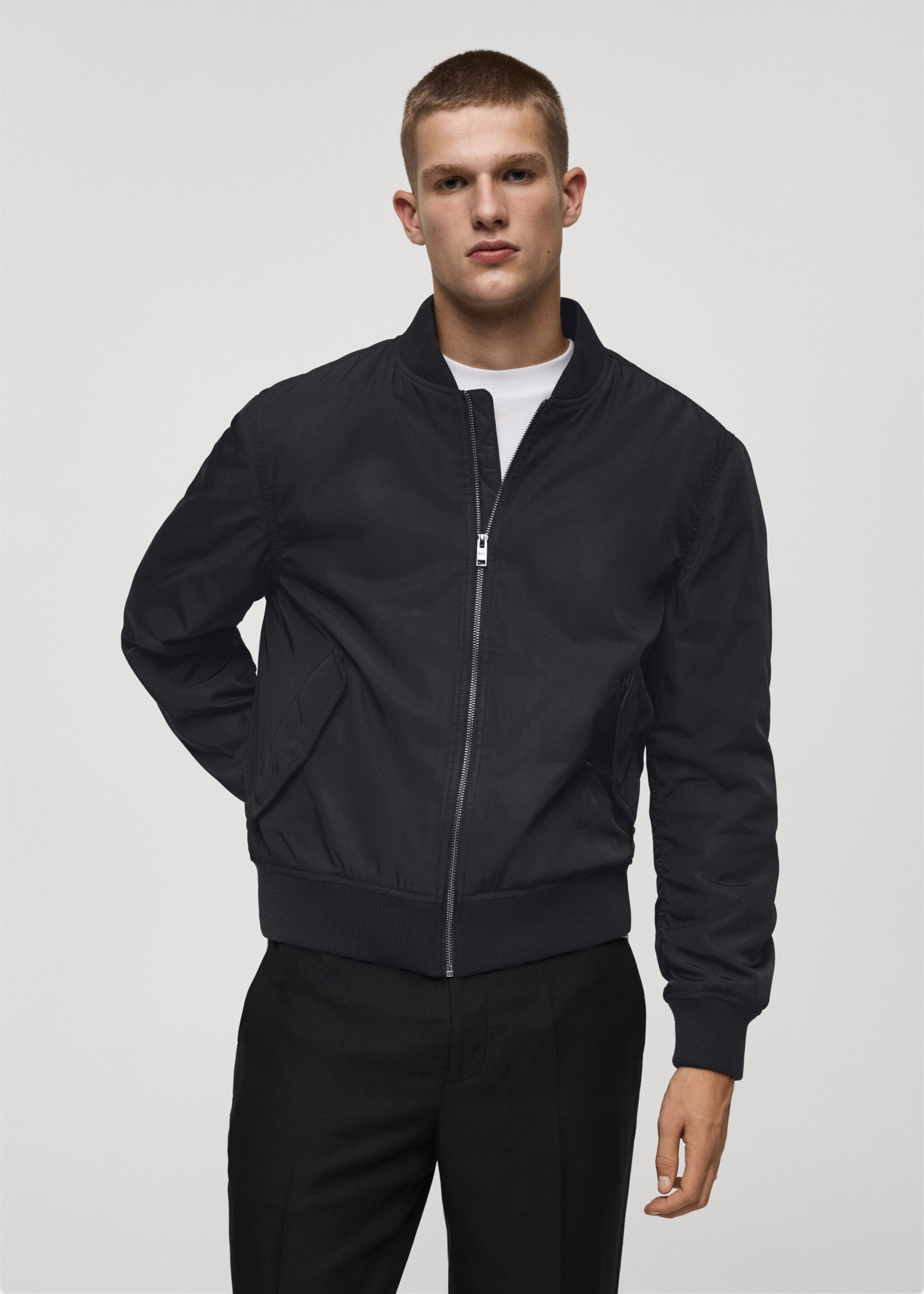 Wasserabweisende Stepp-Bomberjacke - Mittlere Ansicht, Dunkles Marineblau. Ref: 77014435-00.