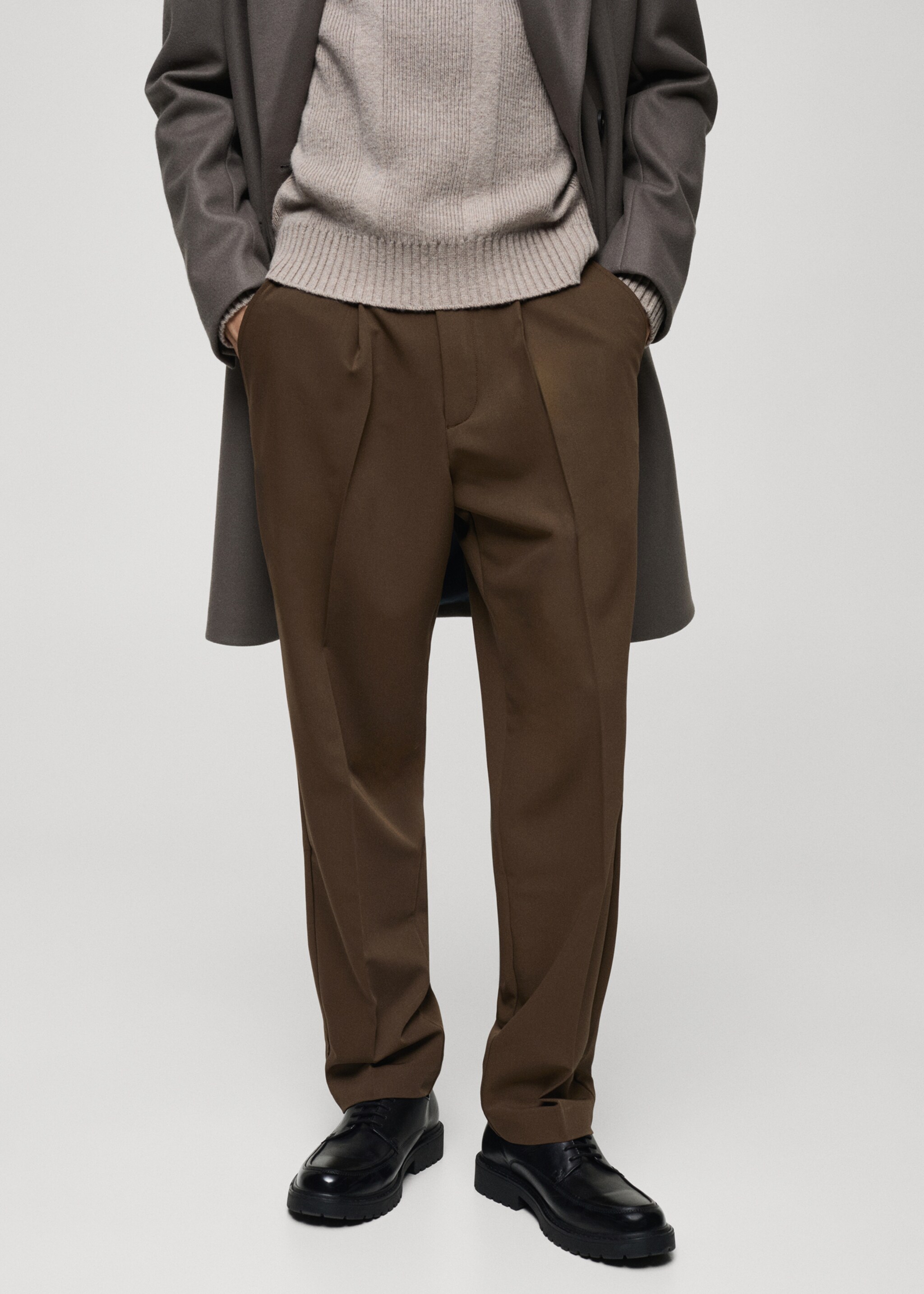 Pantalón regular fit fluido pinzas - Plano medio, Marrón. Ref: 77014437-00.