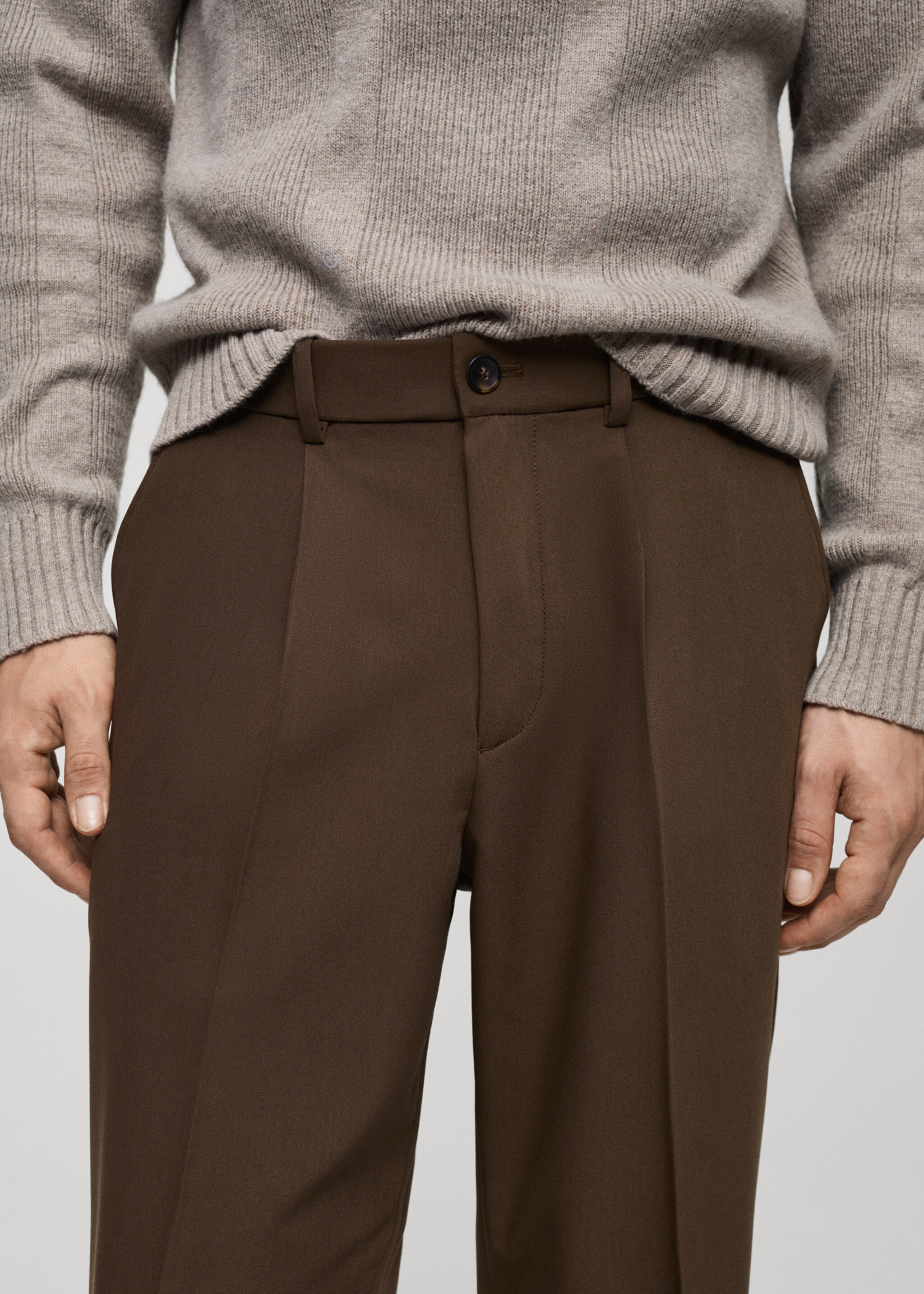 Pantalón regular fit fluido pinzas - Detalle del artículo 1, Marrón. Ref: 77014437-00.