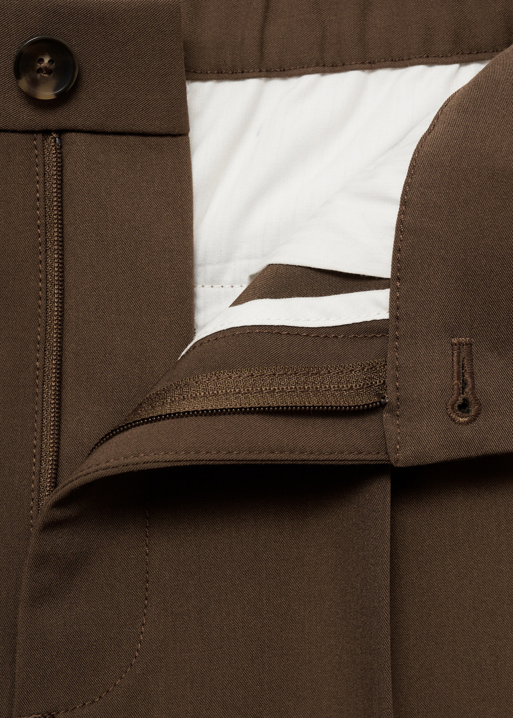 Pantalón regular fit fluido pinzas - Detalle del artículo 8, Marrón. Ref: 77014437-00.