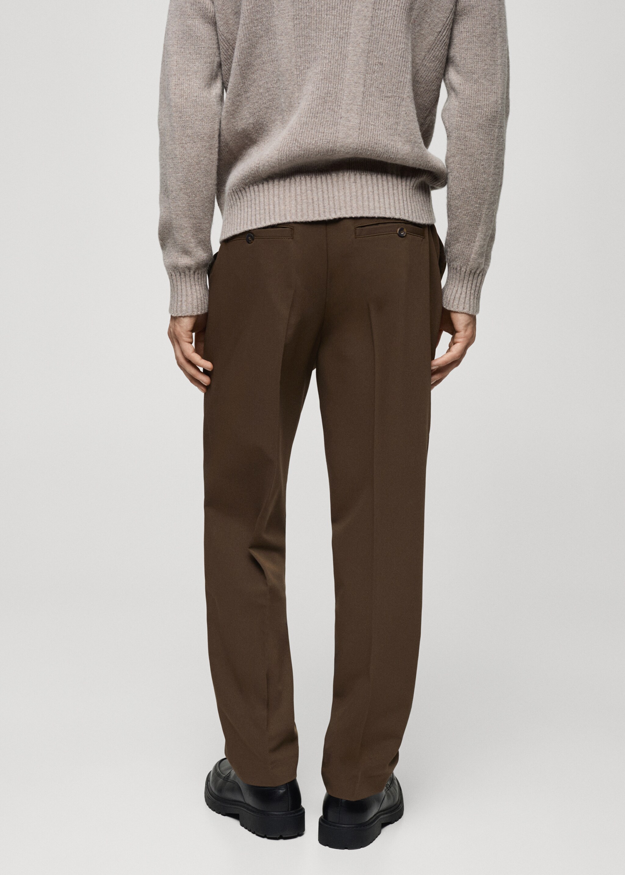 Pantalón regular fit fluido pinzas - Reverso del artículo, Marrón. Ref: 77014437-00.