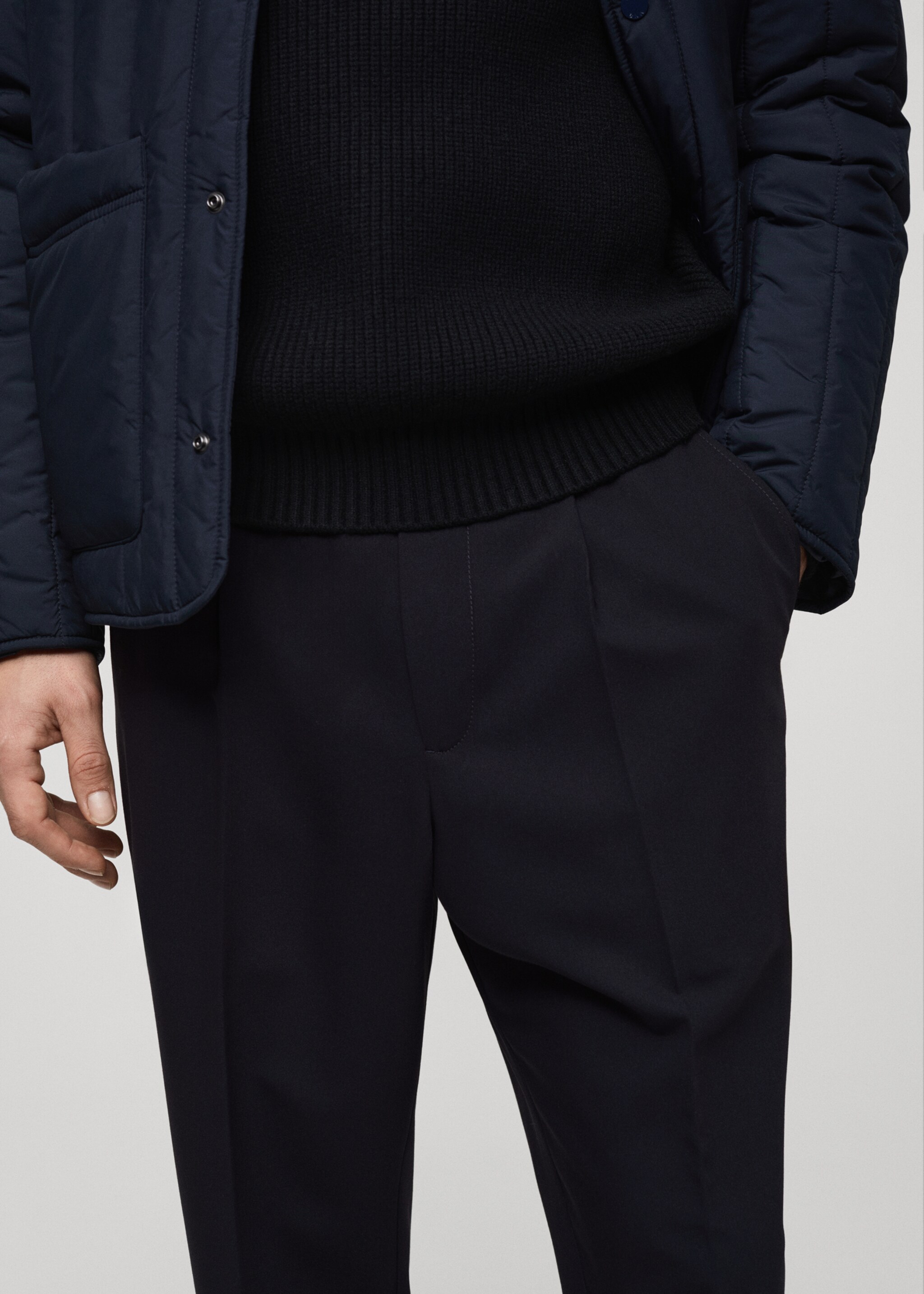 Pantalon regular-fit fluide pinces - Détail de l'article 1, Bleu marine foncé. Ref: 77014437-00.