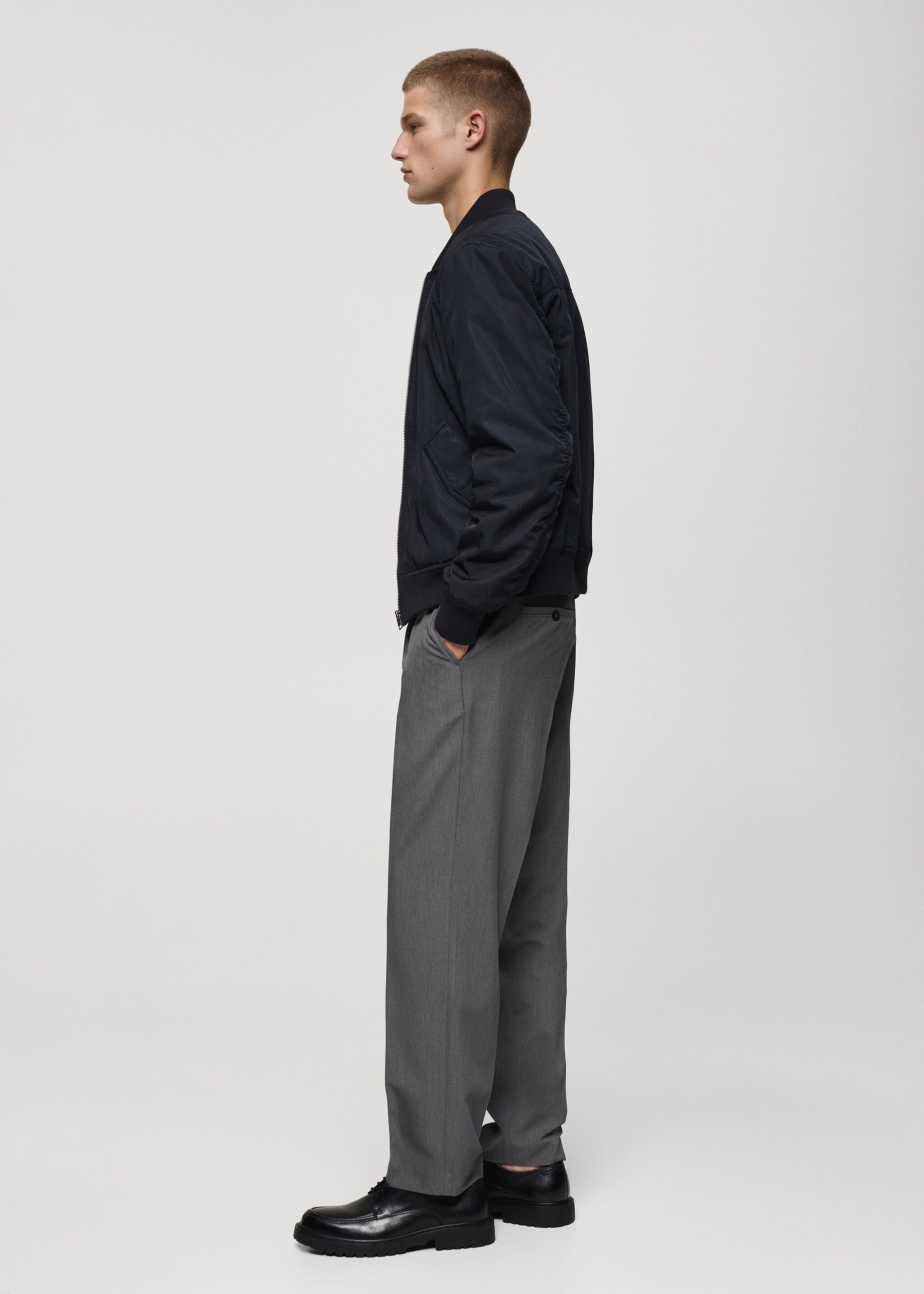 Pantalon regular-fit fluide pinces - Détail de l'article 2, Gris. Ref: 77014437-00.