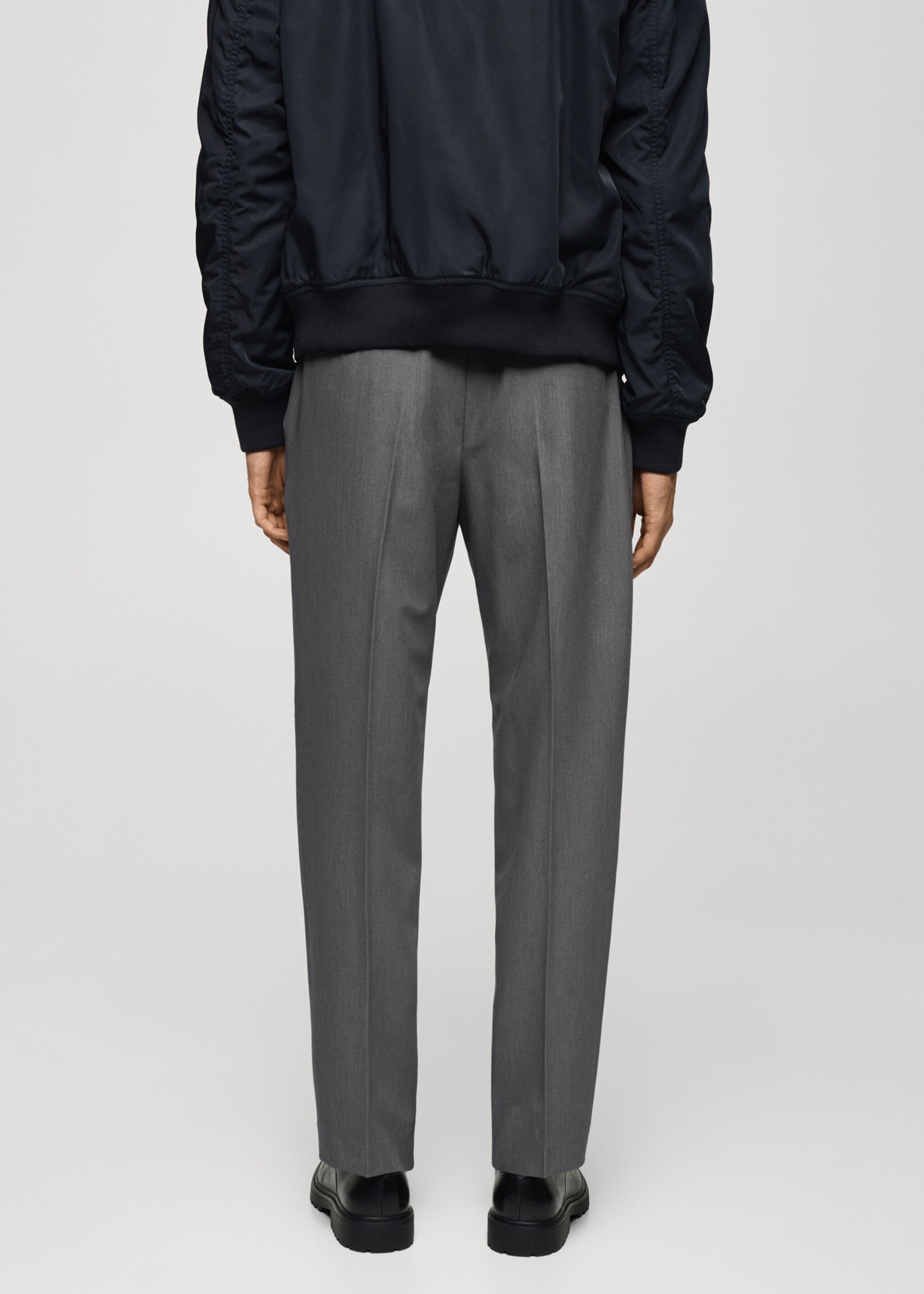 Pantalon regular-fit fluide pinces - Verso de l’article, Gris. Ref: 77014437-00.