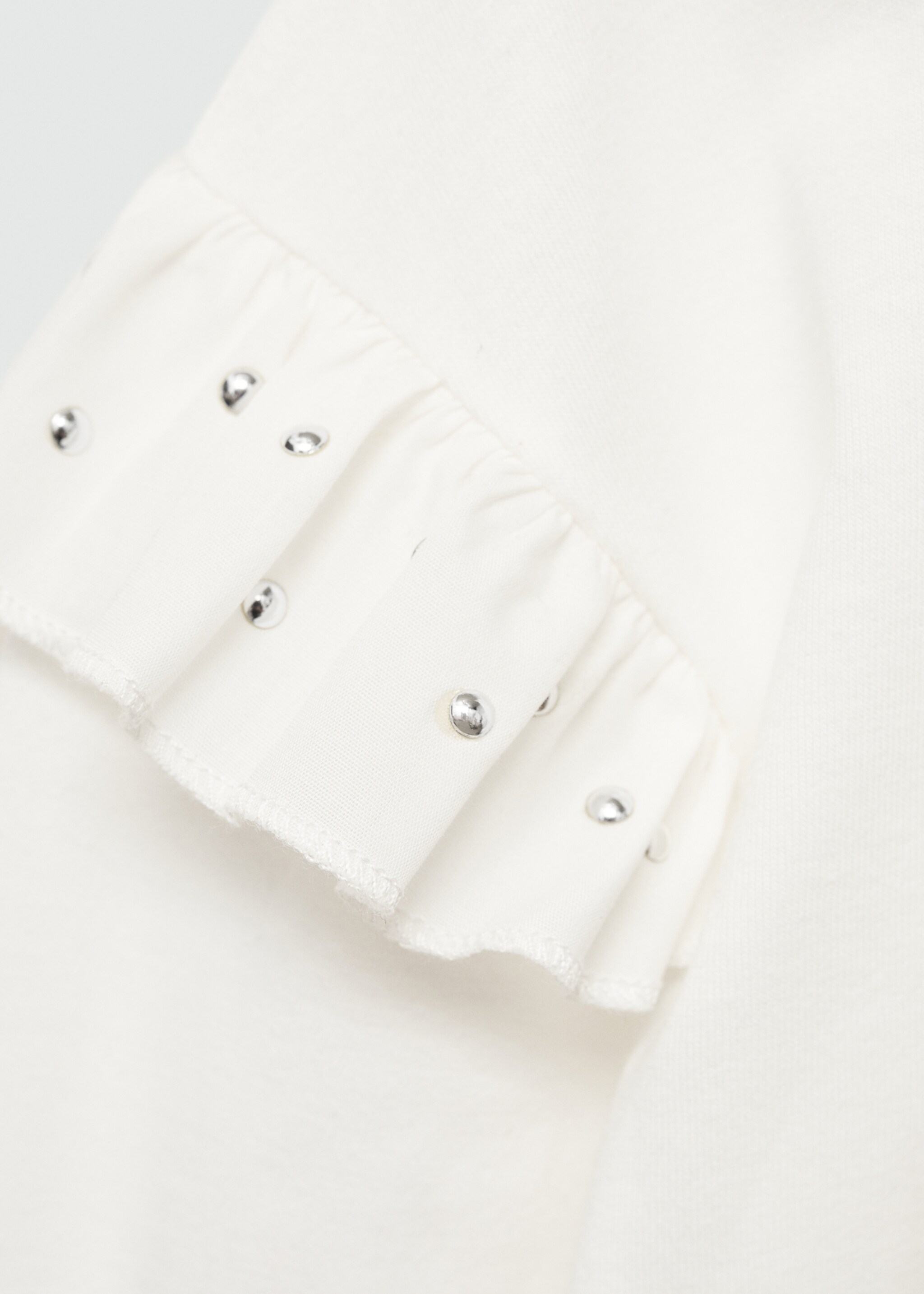 Samarreta volants tatxons - Detall de l'article 8, Blanc trencat. Ref: 77014801-00.