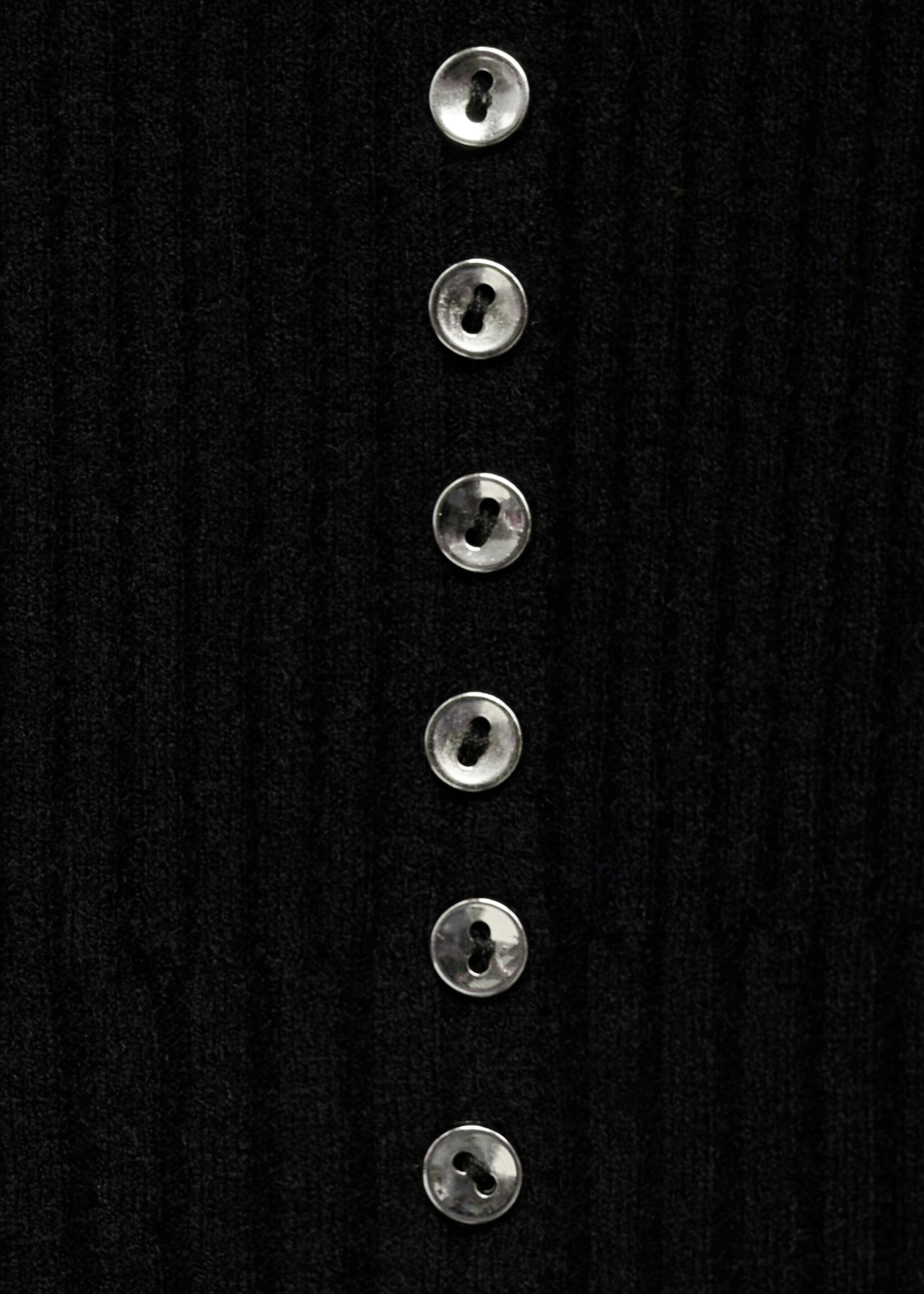 Pullover mit Zierknöpfen - Detail des Artikels 0, Schwarz. Ref: 77015643-00.