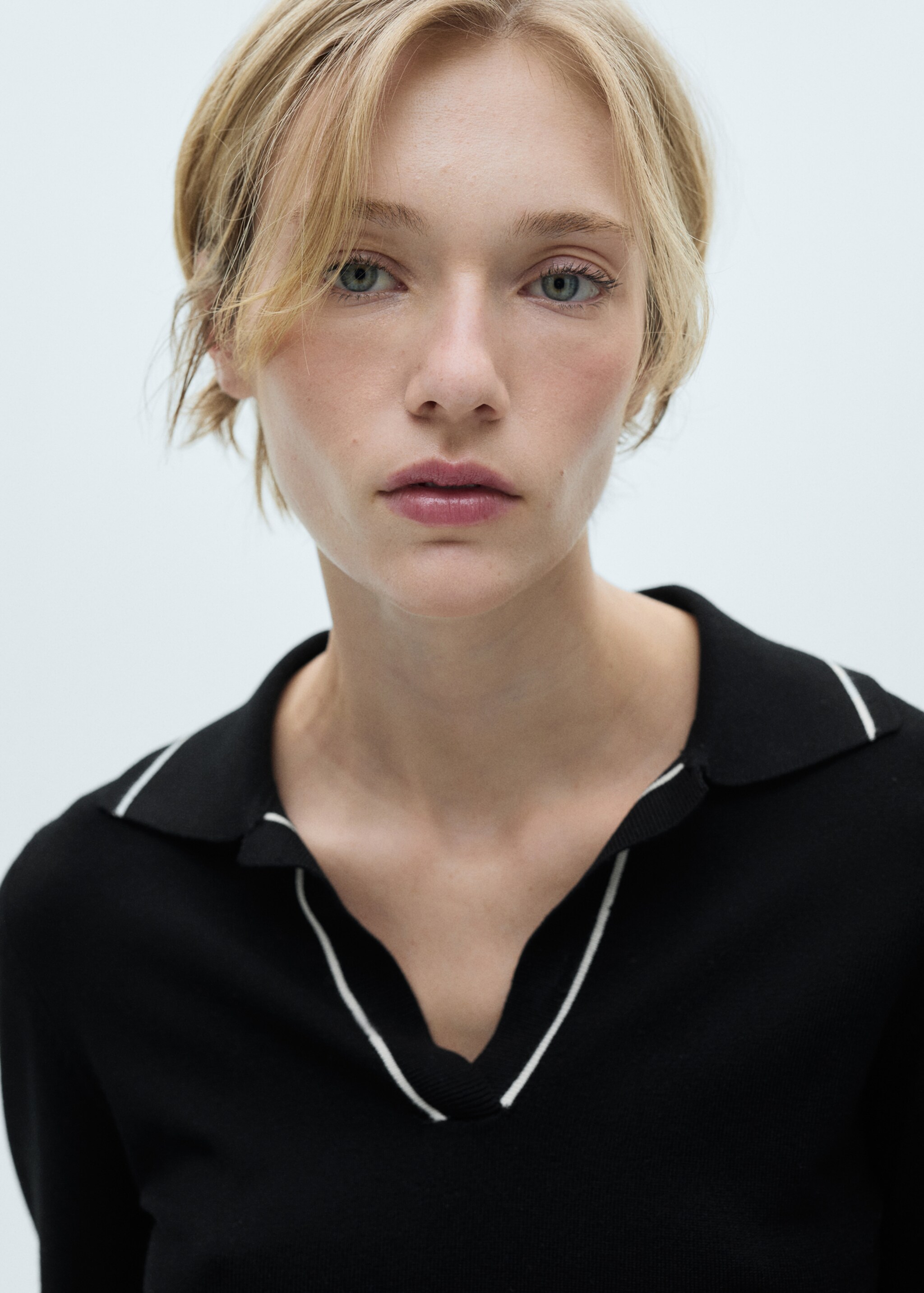Knitted polo-neck sweater - Details of the article 1, Black. Ref: 77015645-00.