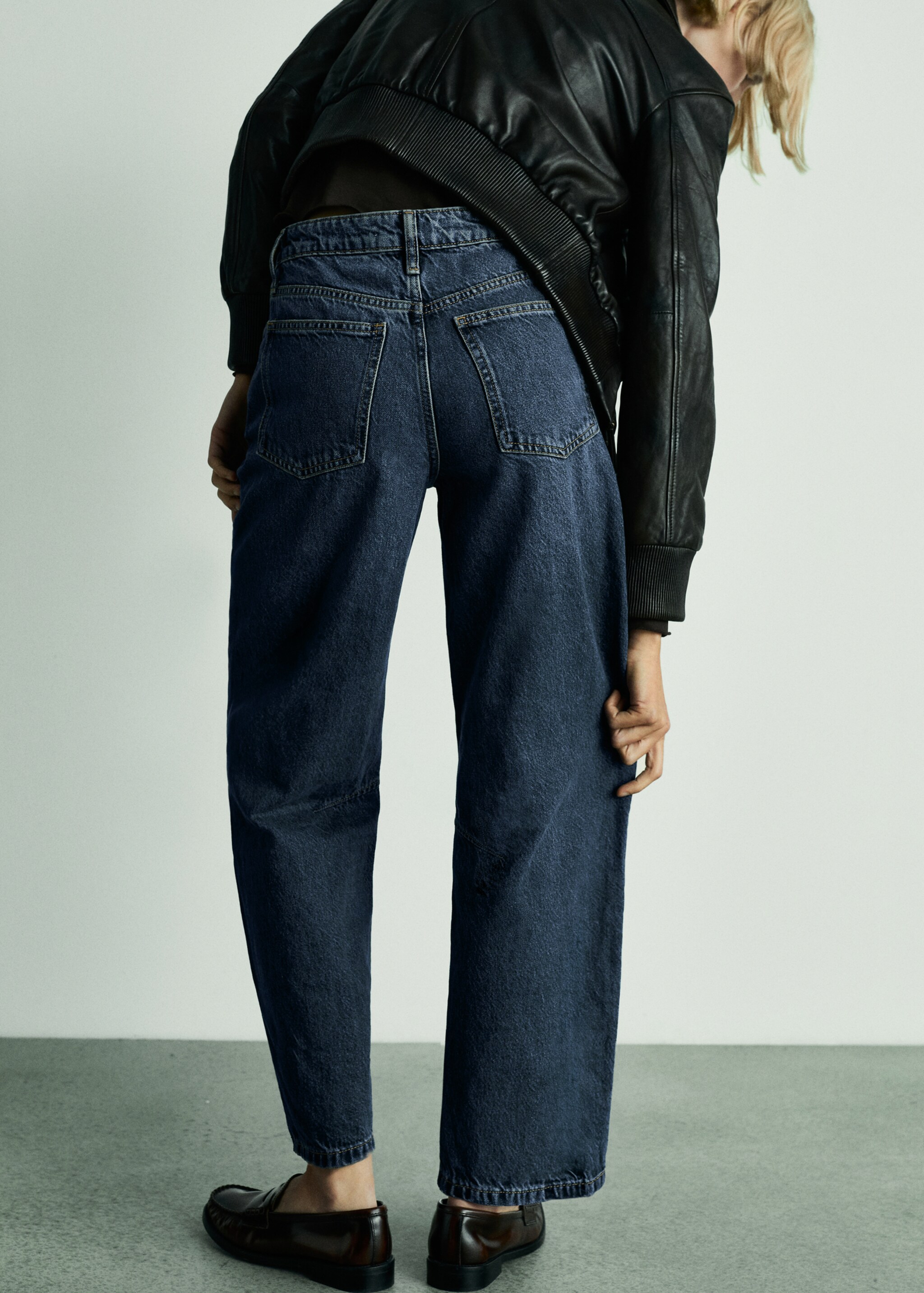 High-rise balloon jeans - Details of the article 2, Dark Blue. Ref: 77015647-00.